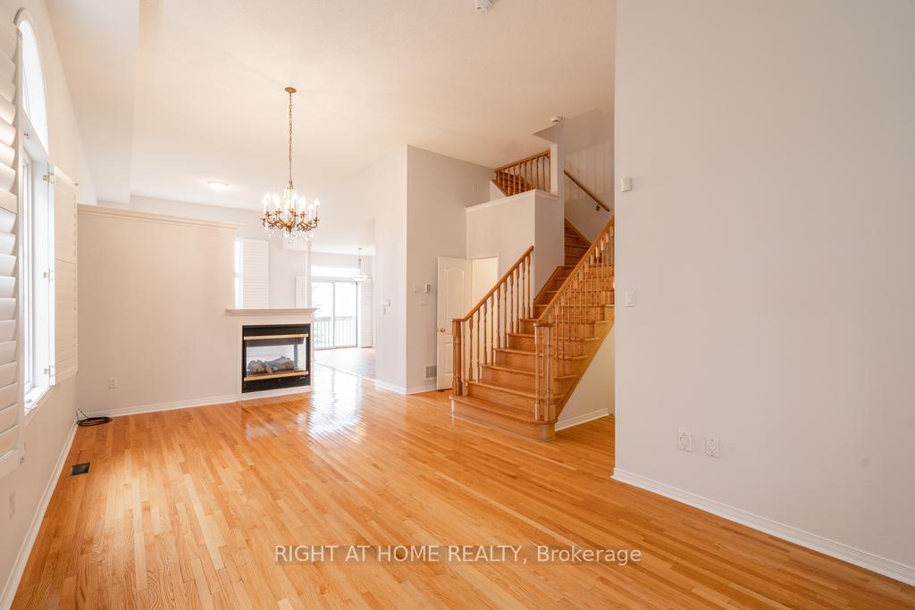 Photo 3 of 41 Eddington Place, Vaughan, Maple — HOMEH