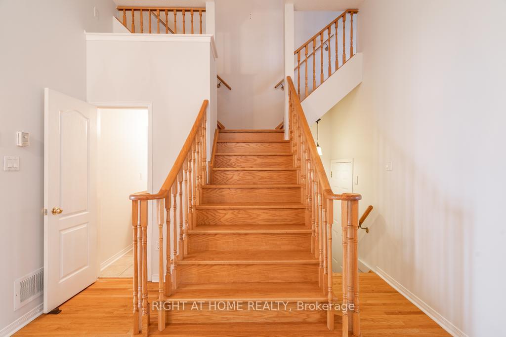 Photo 7 of 41 Eddington Place, Vaughan, Maple — HOMEH
