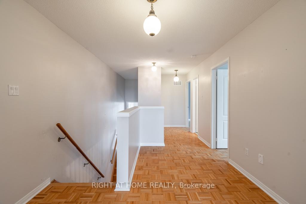 Photo 10 of 41 Eddington Place, Vaughan, Maple — HOMEH