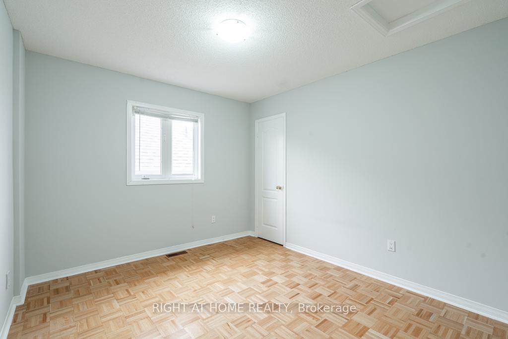 Photo 12 of 41 Eddington Place, Vaughan, Maple — HOMEH