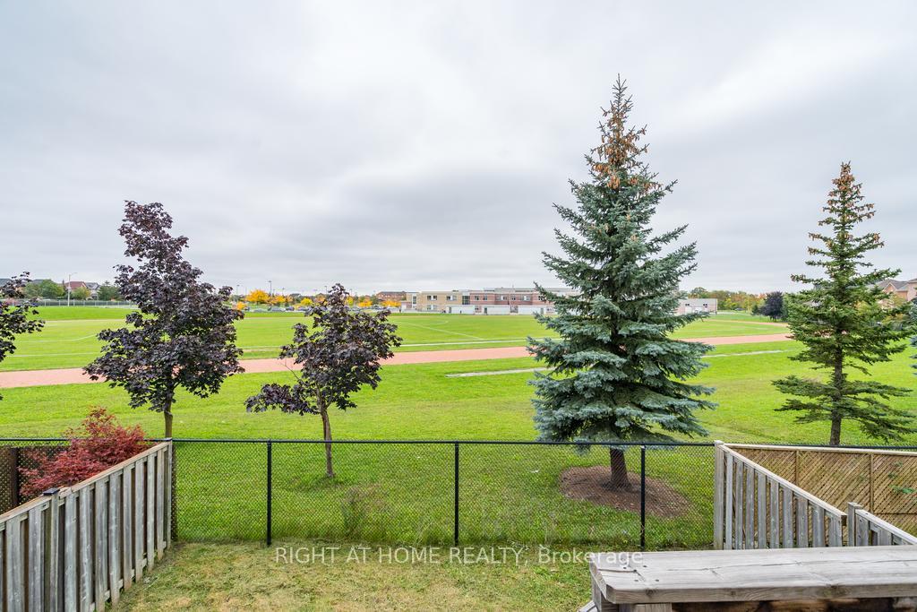 Photo 13 of 41 Eddington Place, Vaughan, Maple — HOMEH