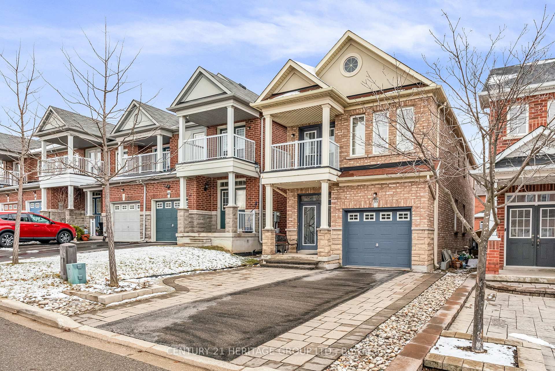 Photo 2 of 39 White Beach Crescent, Vaughan, Patterson — HOMEH