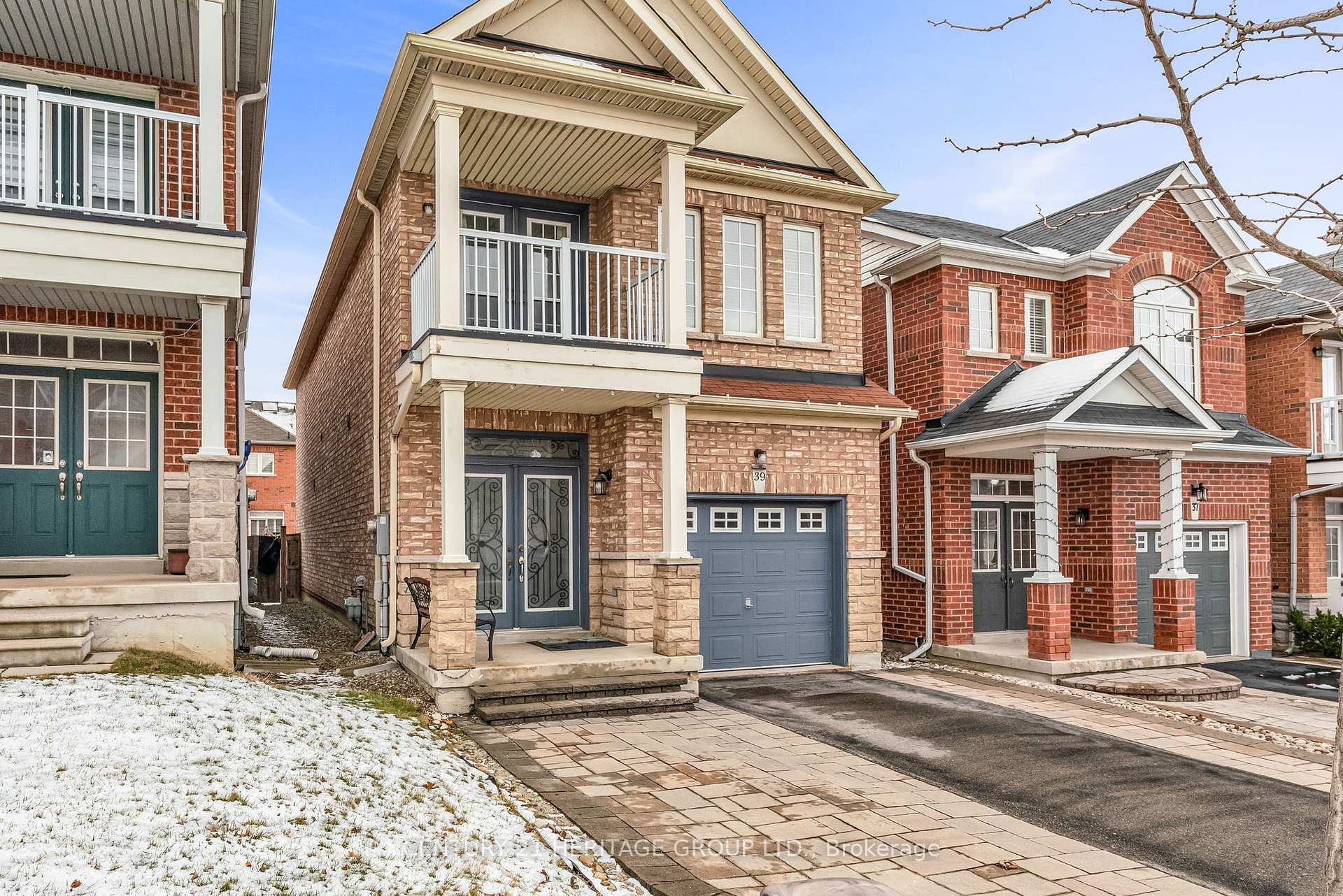 Photo 3 of 39 White Beach Crescent, Vaughan, Patterson — HOMEH
