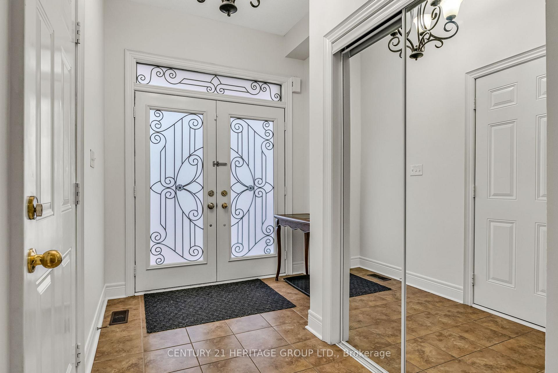 Photo 4 of 39 White Beach Crescent, Vaughan, Patterson — HOMEH
