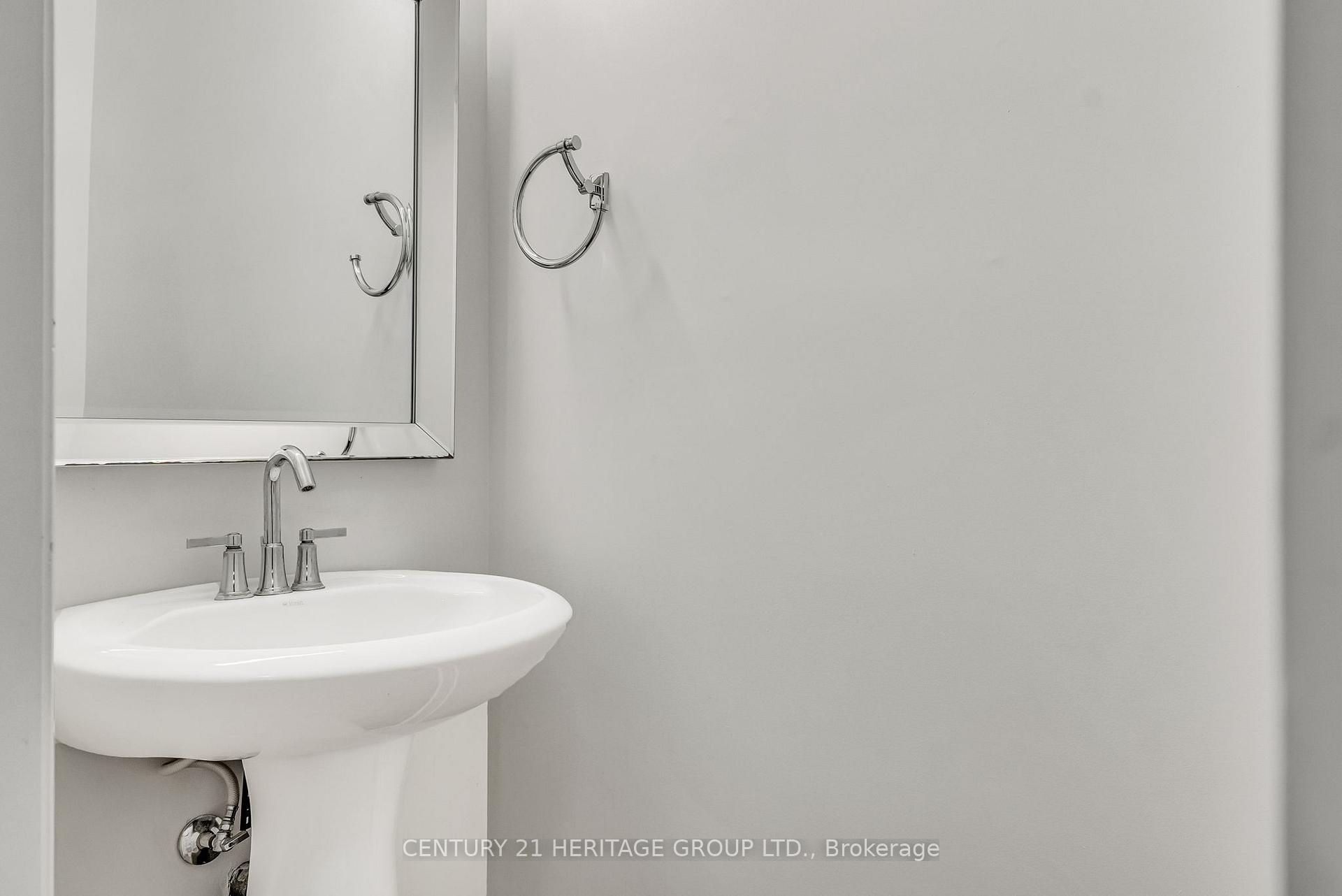 Photo 5 of 39 White Beach Crescent, Vaughan, Patterson — HOMEH