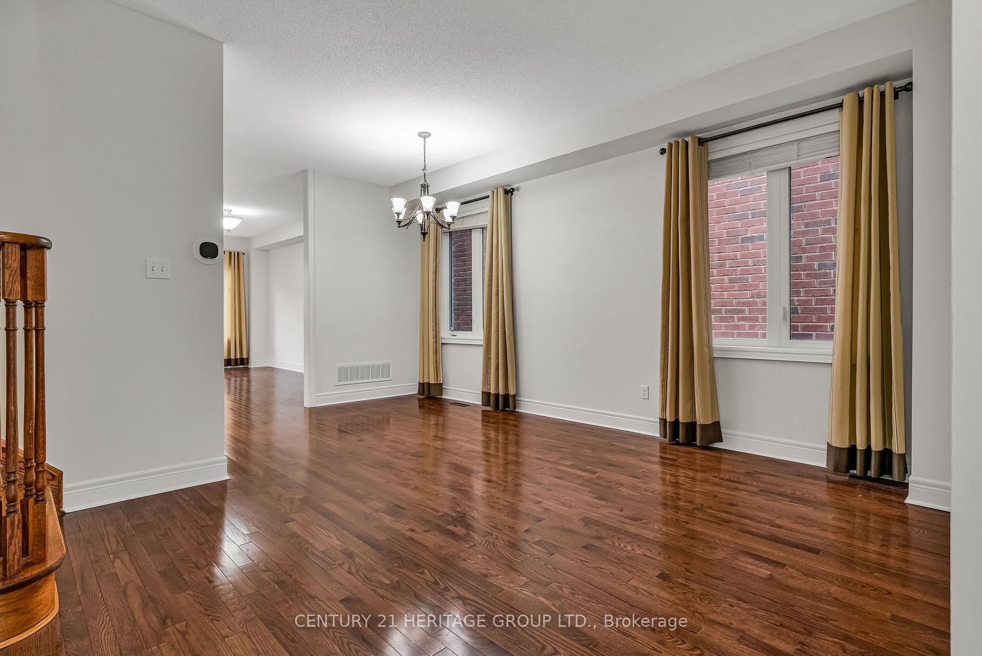Photo 6 of 39 White Beach Crescent, Vaughan, Patterson — HOMEH