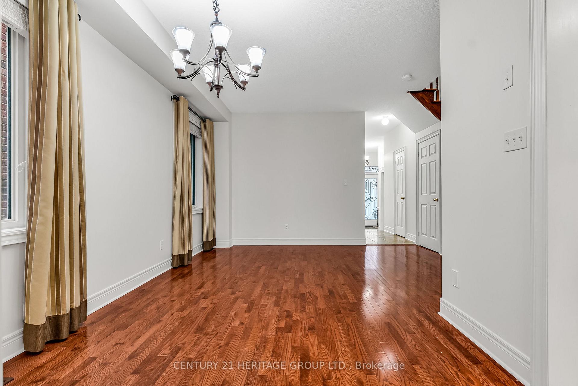 Photo 7 of 39 White Beach Crescent, Vaughan, Patterson — HOMEH