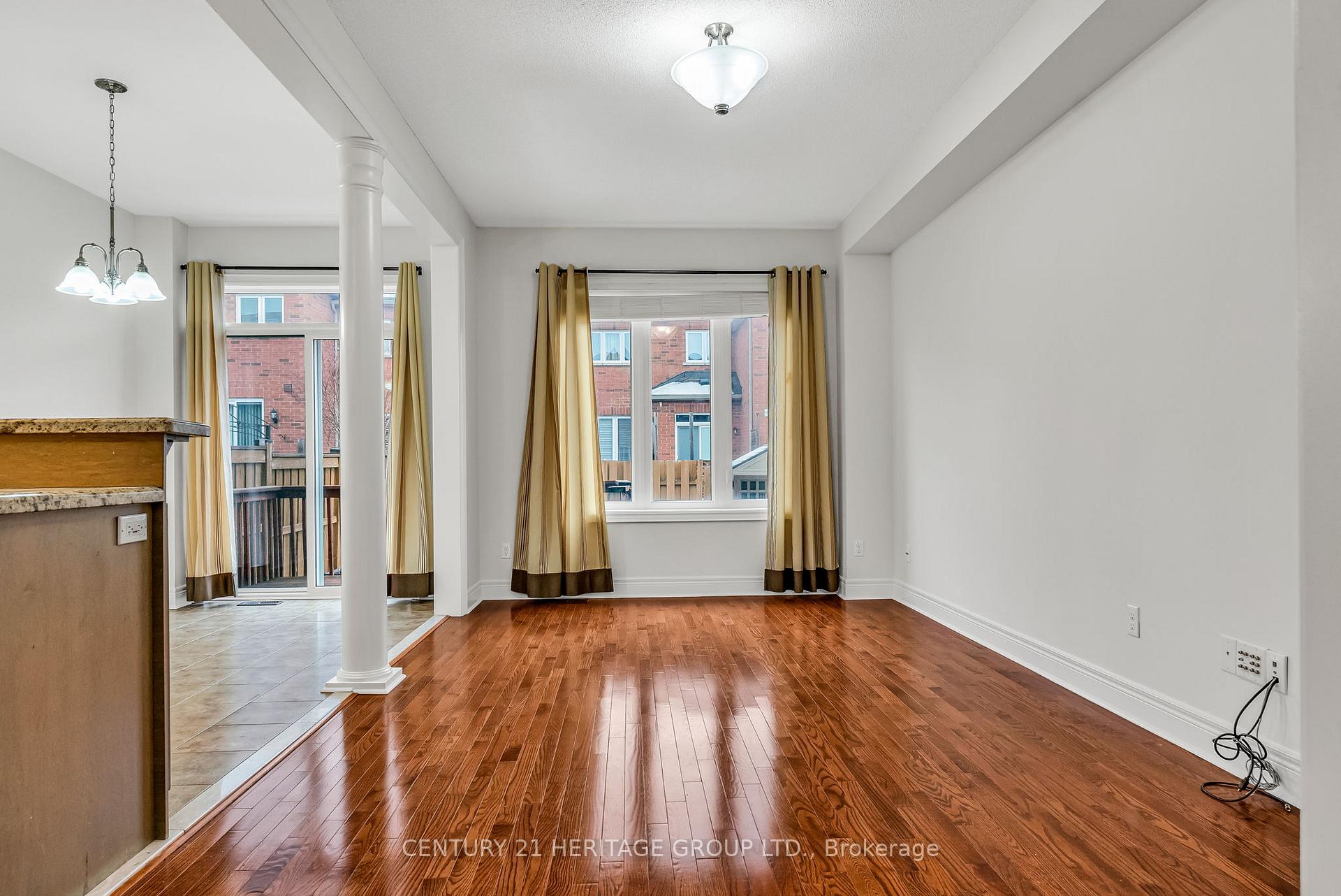 Photo 8 of 39 White Beach Crescent, Vaughan, Patterson — HOMEH