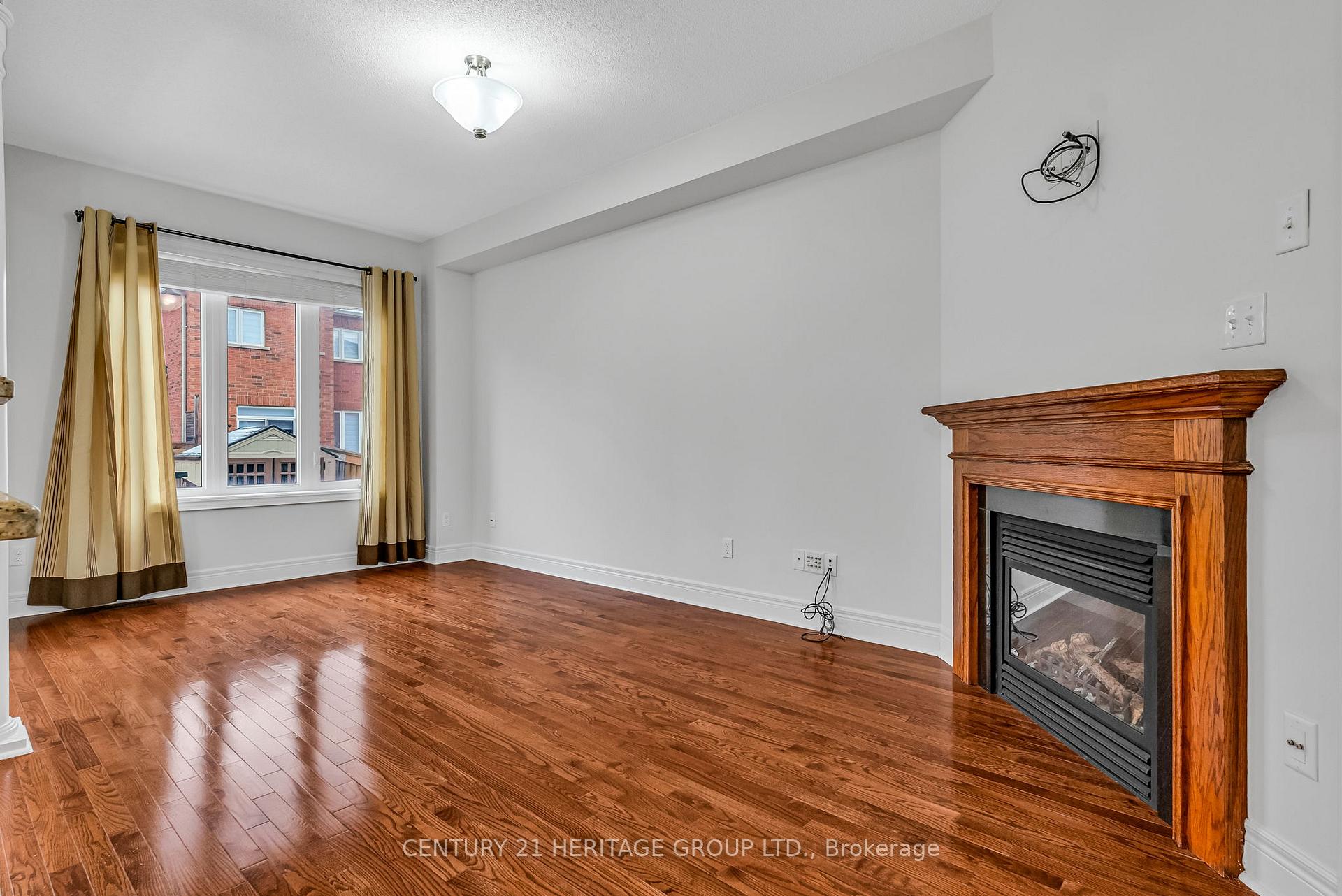 Photo 9 of 39 White Beach Crescent, Vaughan, Patterson — HOMEH