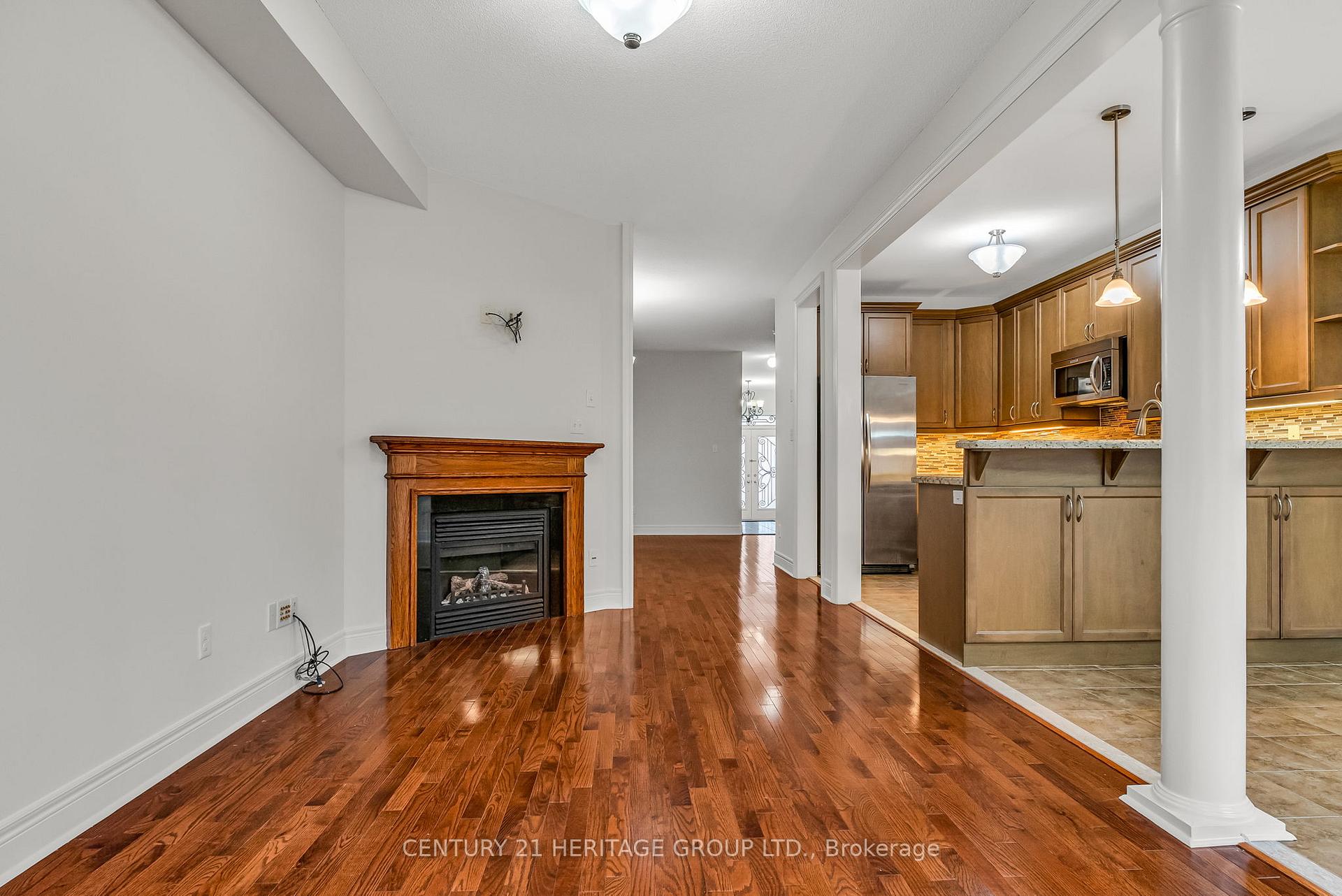 Photo 10 of 39 White Beach Crescent, Vaughan, Patterson — HOMEH