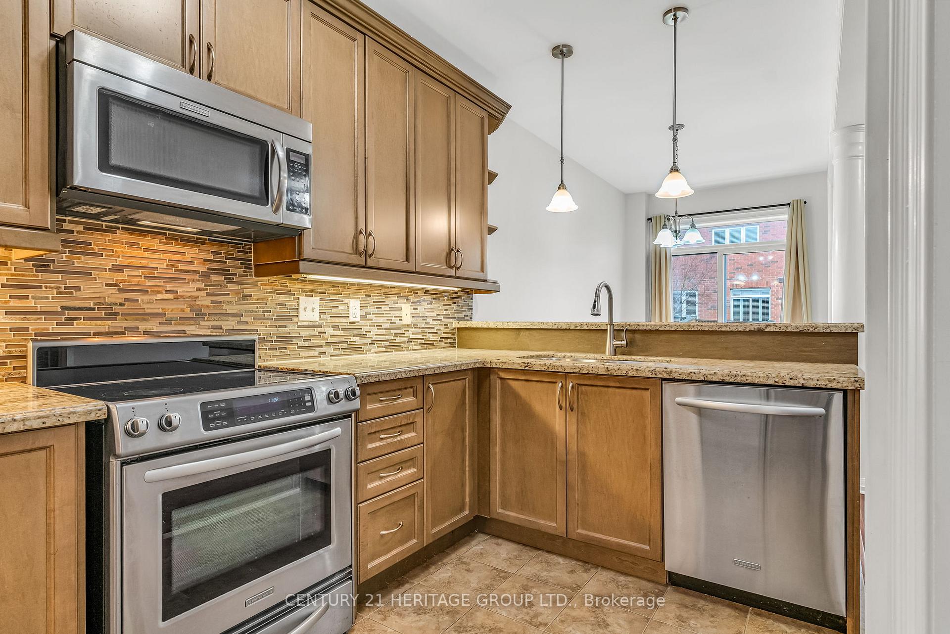 Photo 16 of 39 White Beach Crescent, Vaughan, Patterson — HOMEH