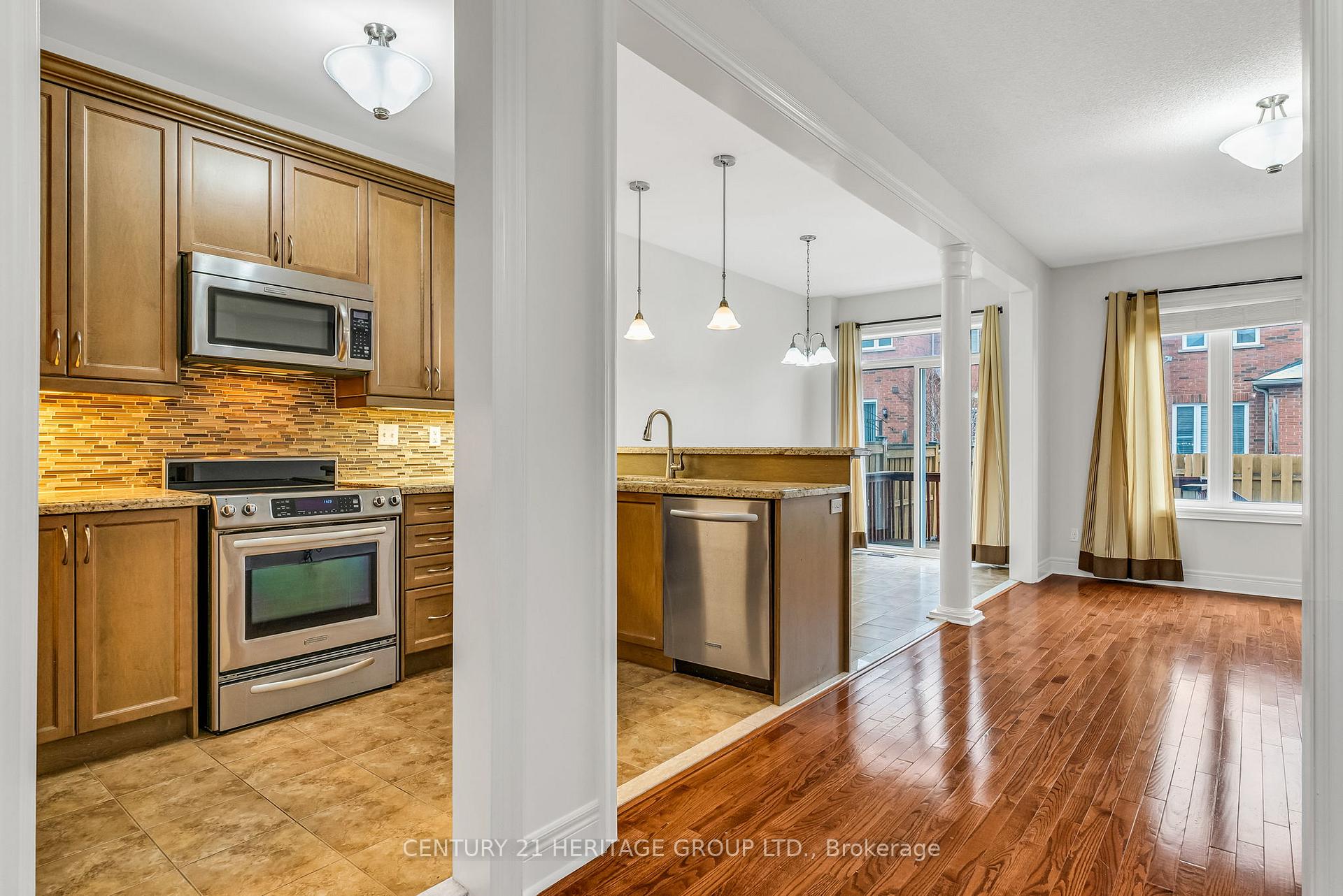 Photo 18 of 39 White Beach Crescent, Vaughan, Patterson — HOMEH