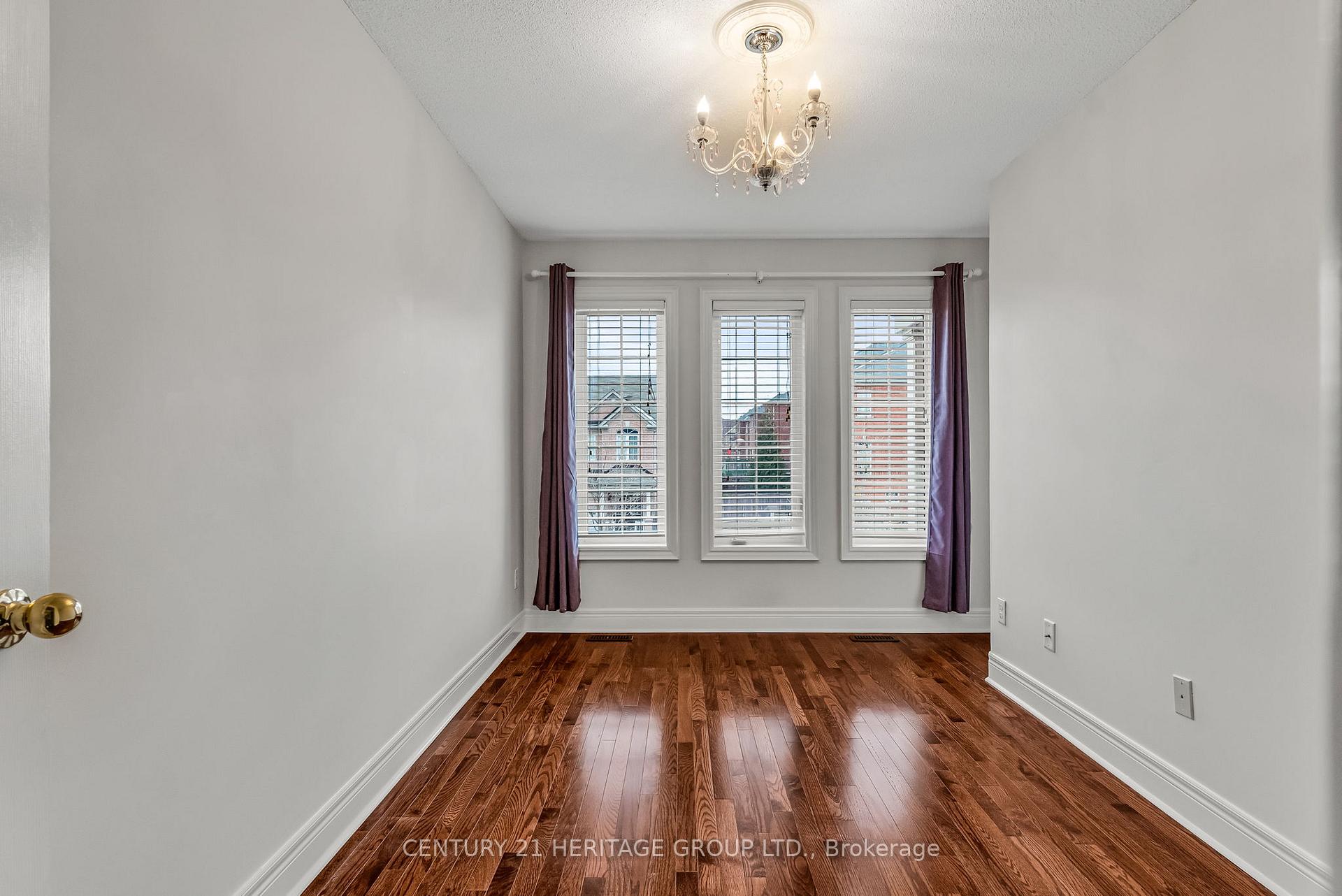 Photo 28 of 39 White Beach Crescent, Vaughan, Patterson — HOMEH