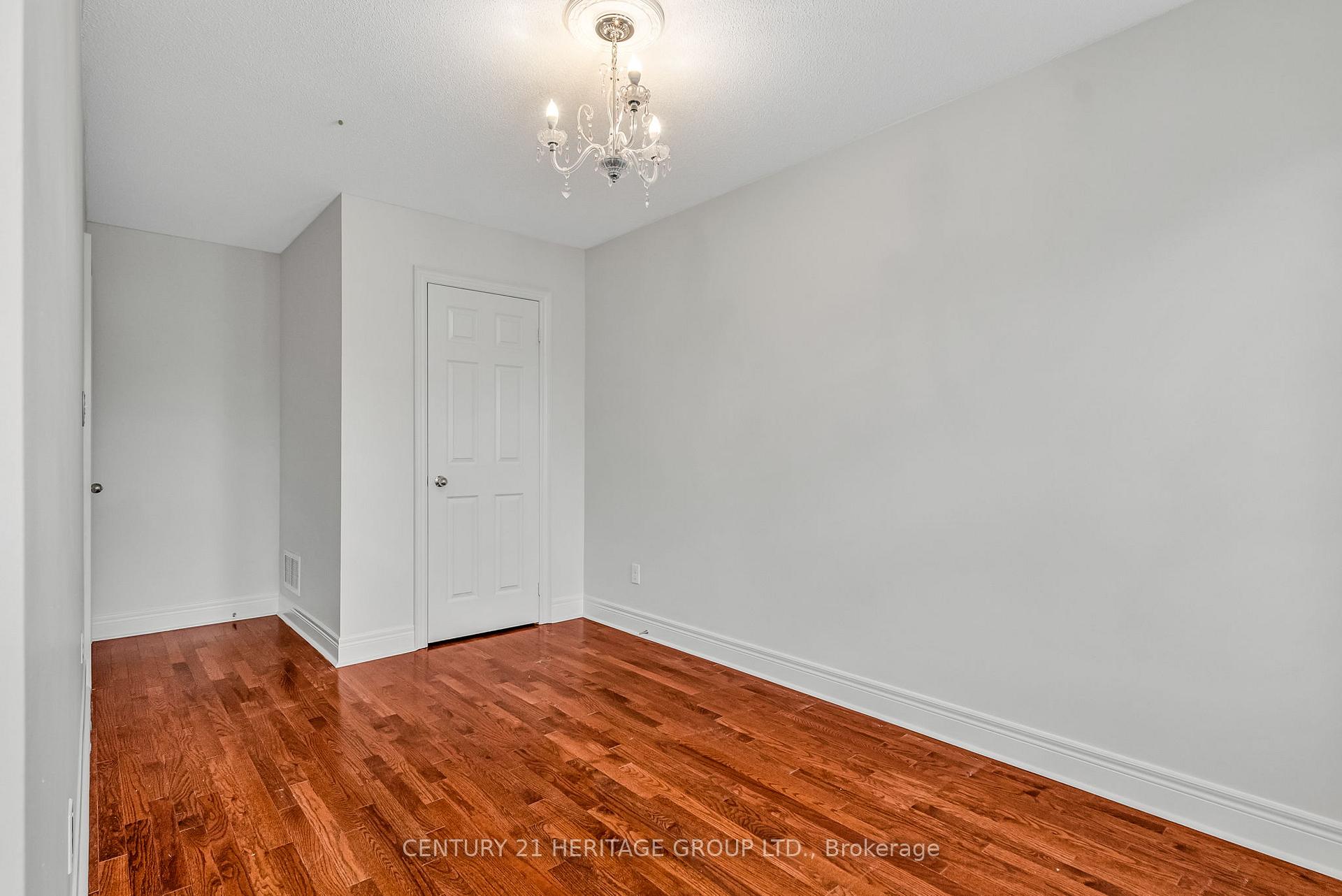 Photo 29 of 39 White Beach Crescent, Vaughan, Patterson — HOMEH