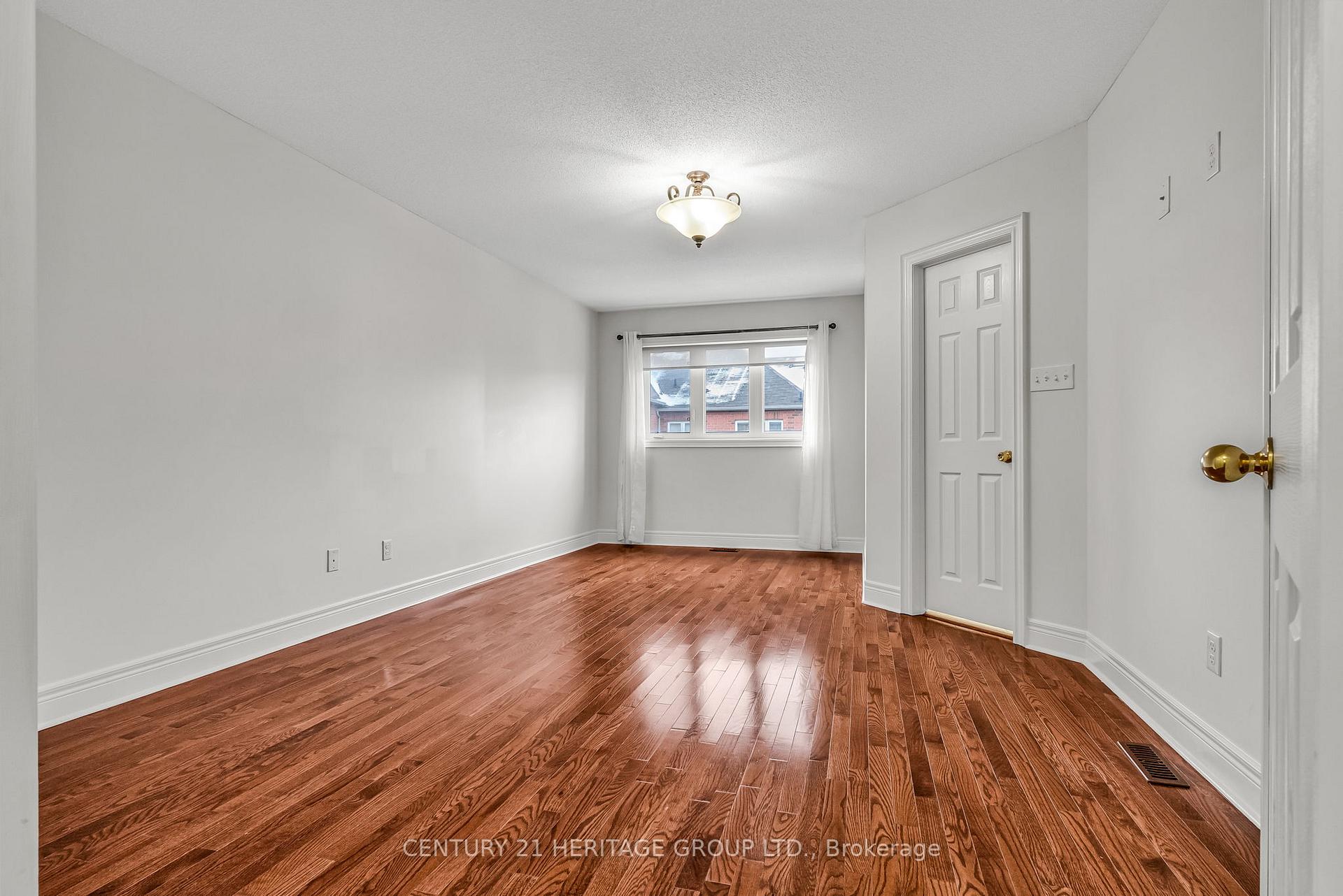 Photo 34 of 39 White Beach Crescent, Vaughan, Patterson — HOMEH