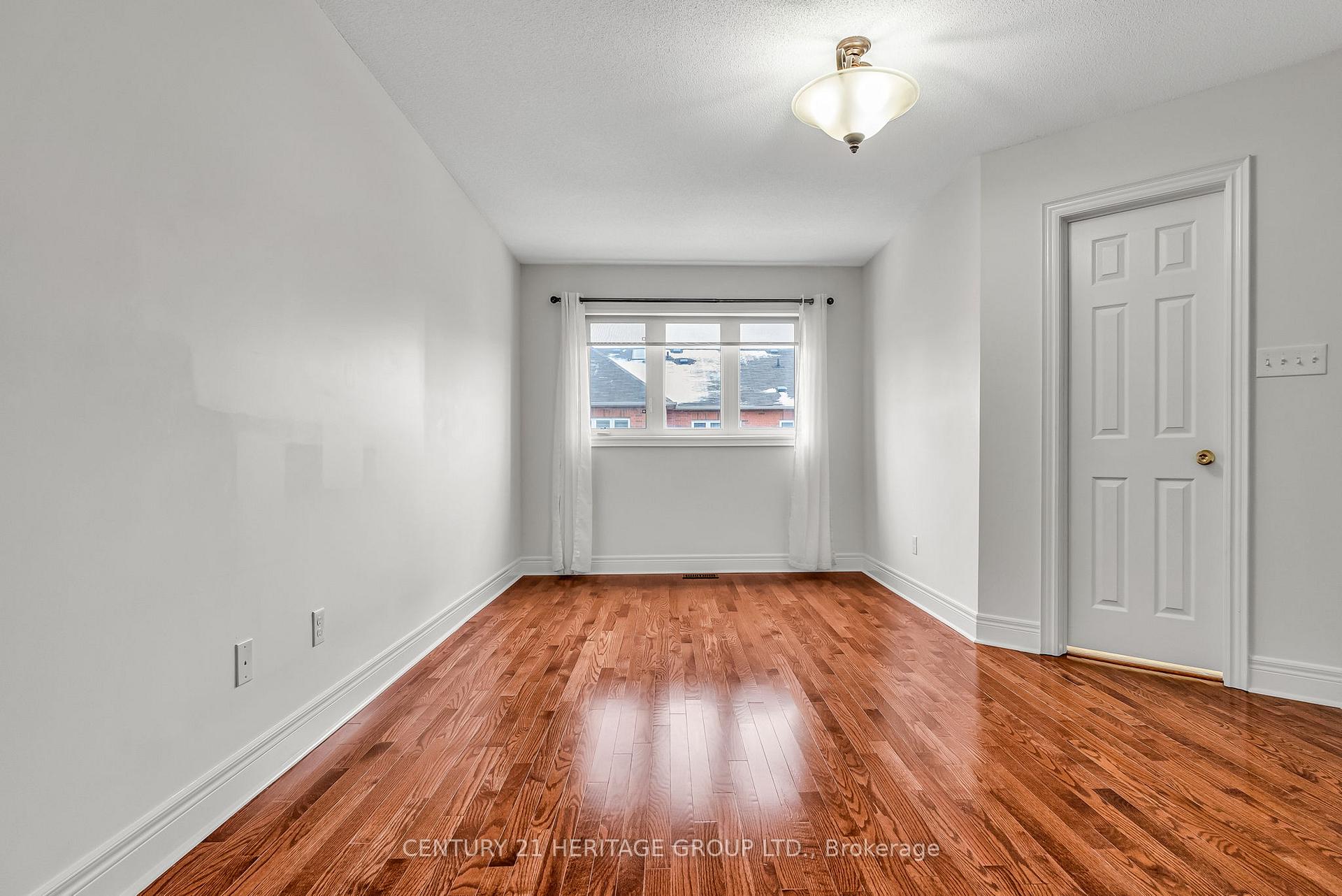Photo 35 of 39 White Beach Crescent, Vaughan, Patterson — HOMEH
