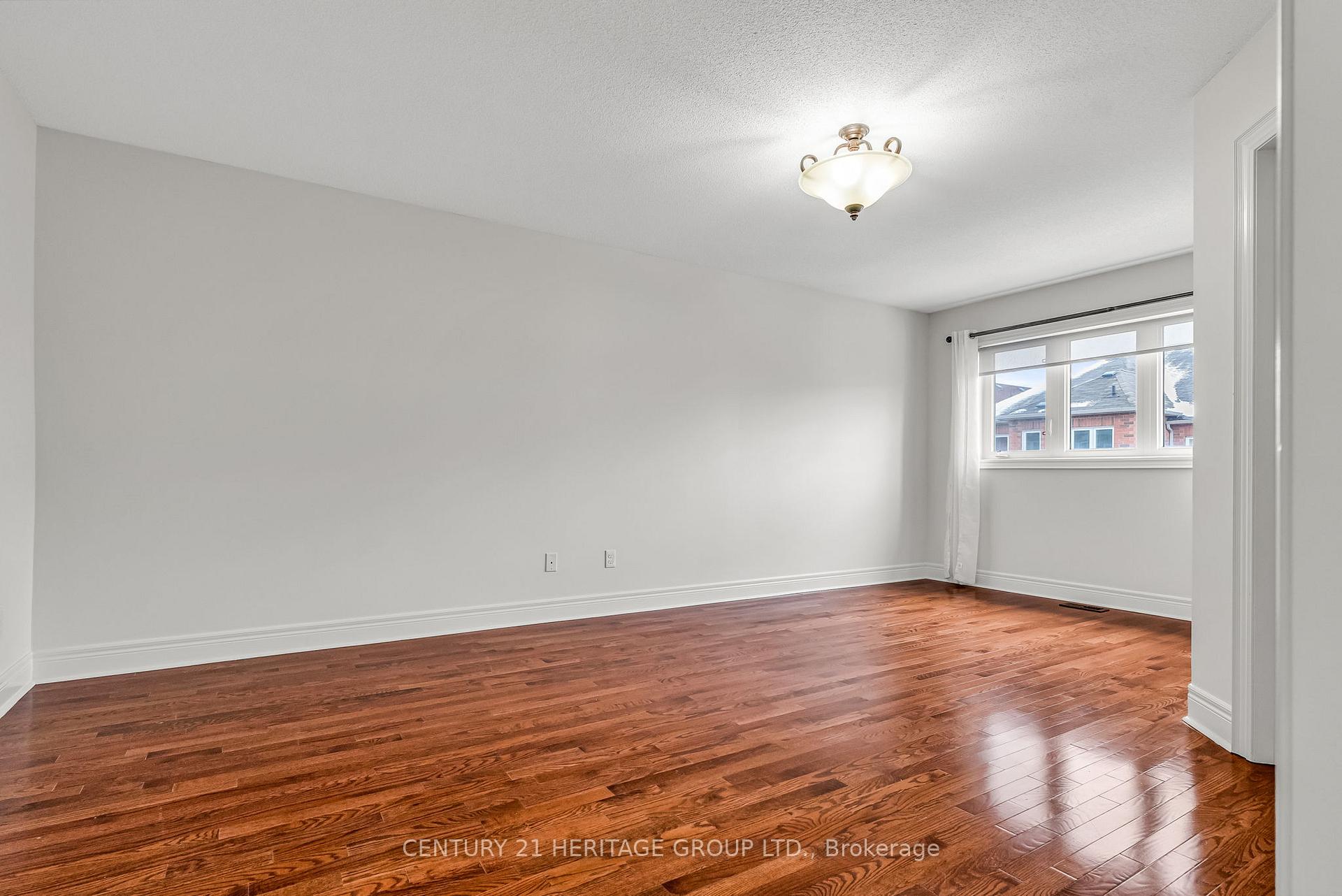 Photo 37 of 39 White Beach Crescent, Vaughan, Patterson — HOMEH