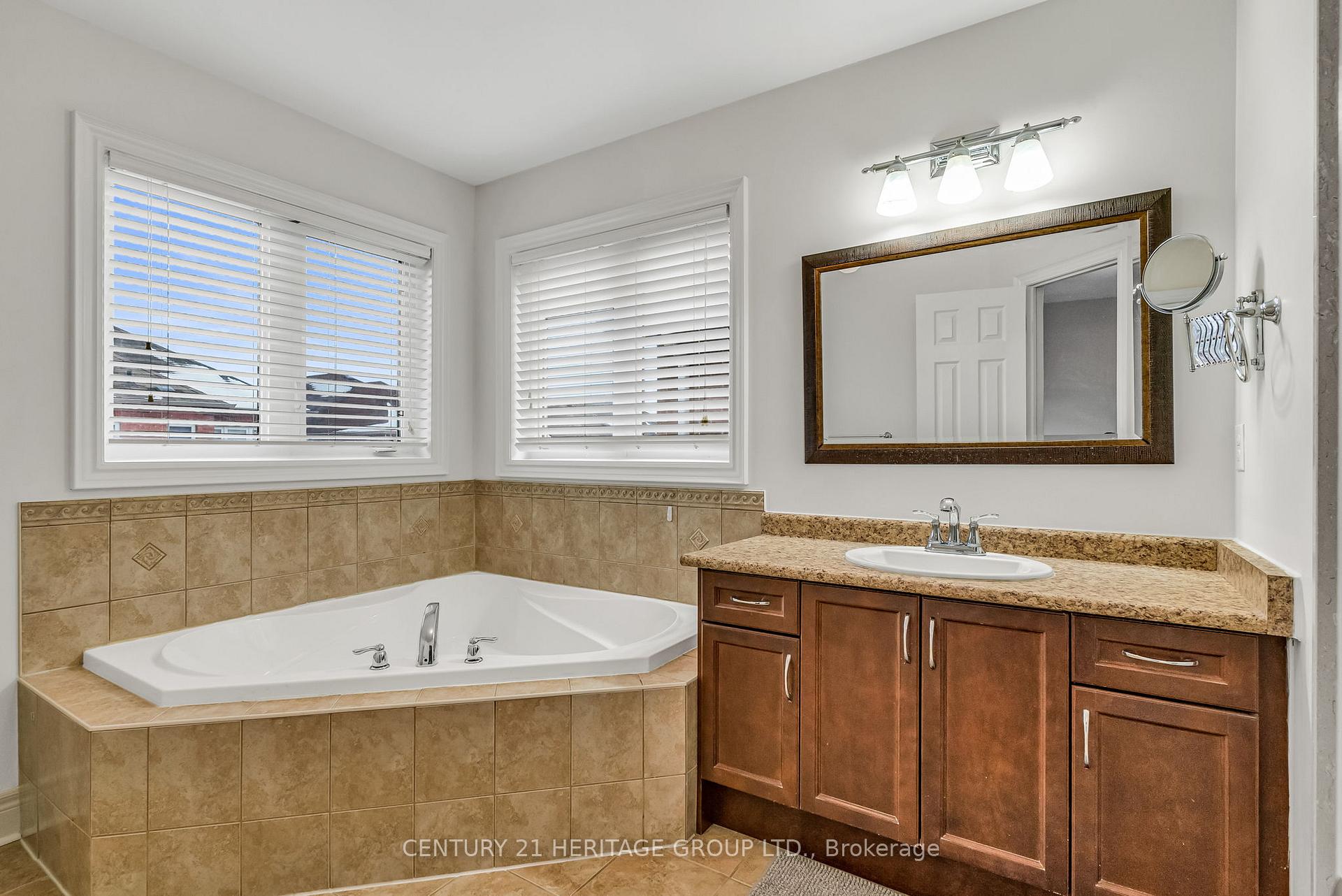 Photo 39 of 39 White Beach Crescent, Vaughan, Patterson — HOMEH