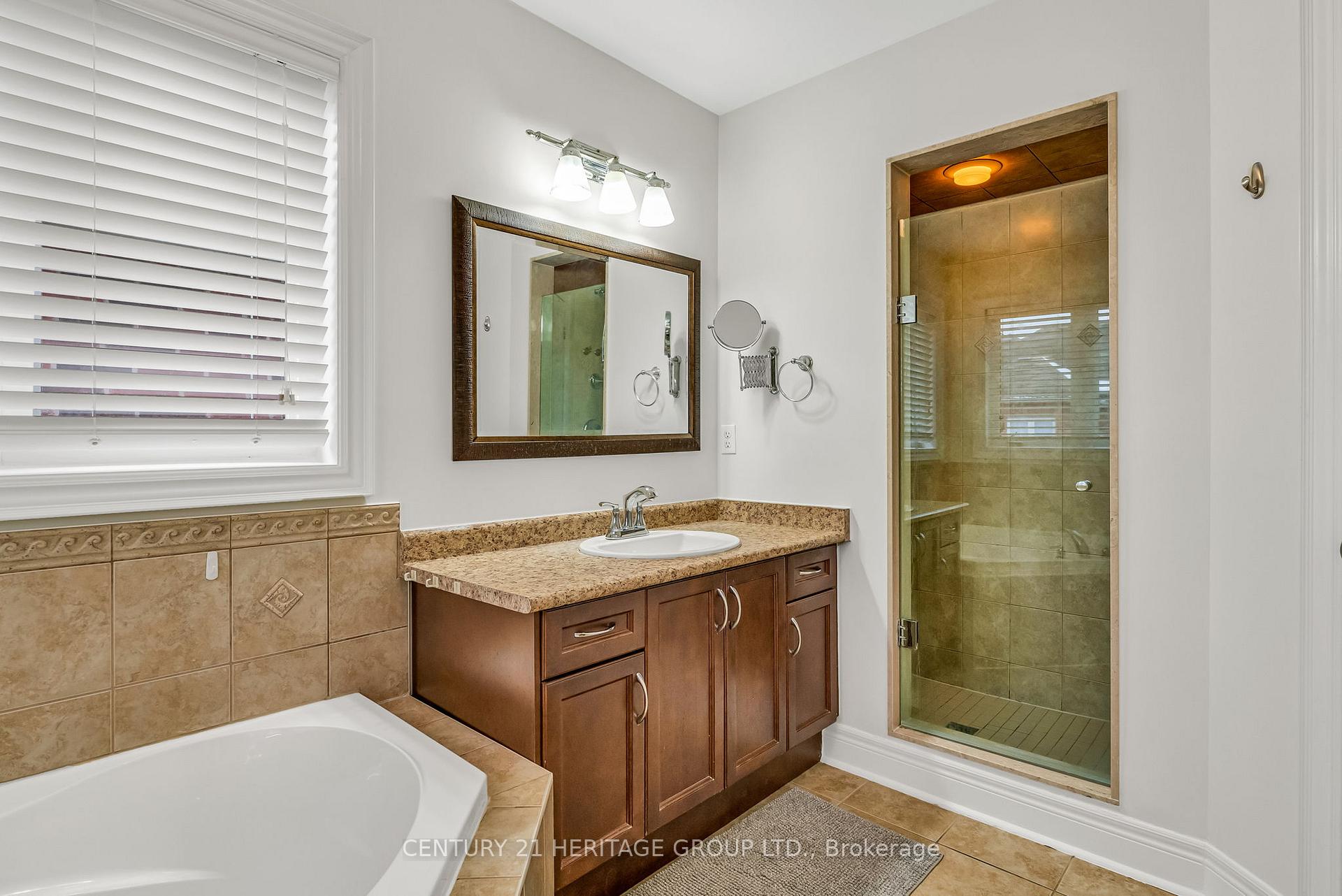 Photo 40 of 39 White Beach Crescent, Vaughan, Patterson — HOMEH