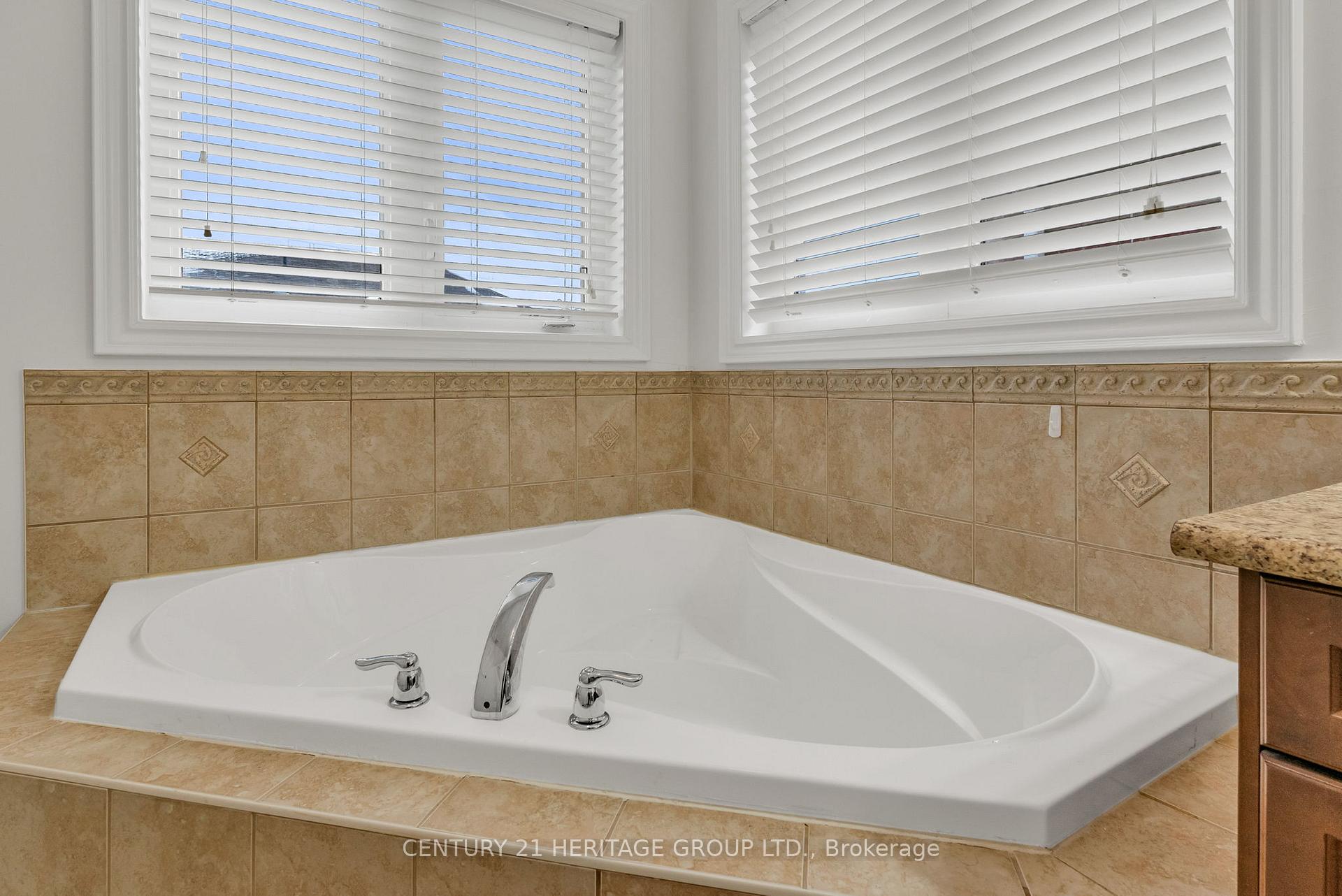 Photo 41 of 39 White Beach Crescent, Vaughan, Patterson — HOMEH