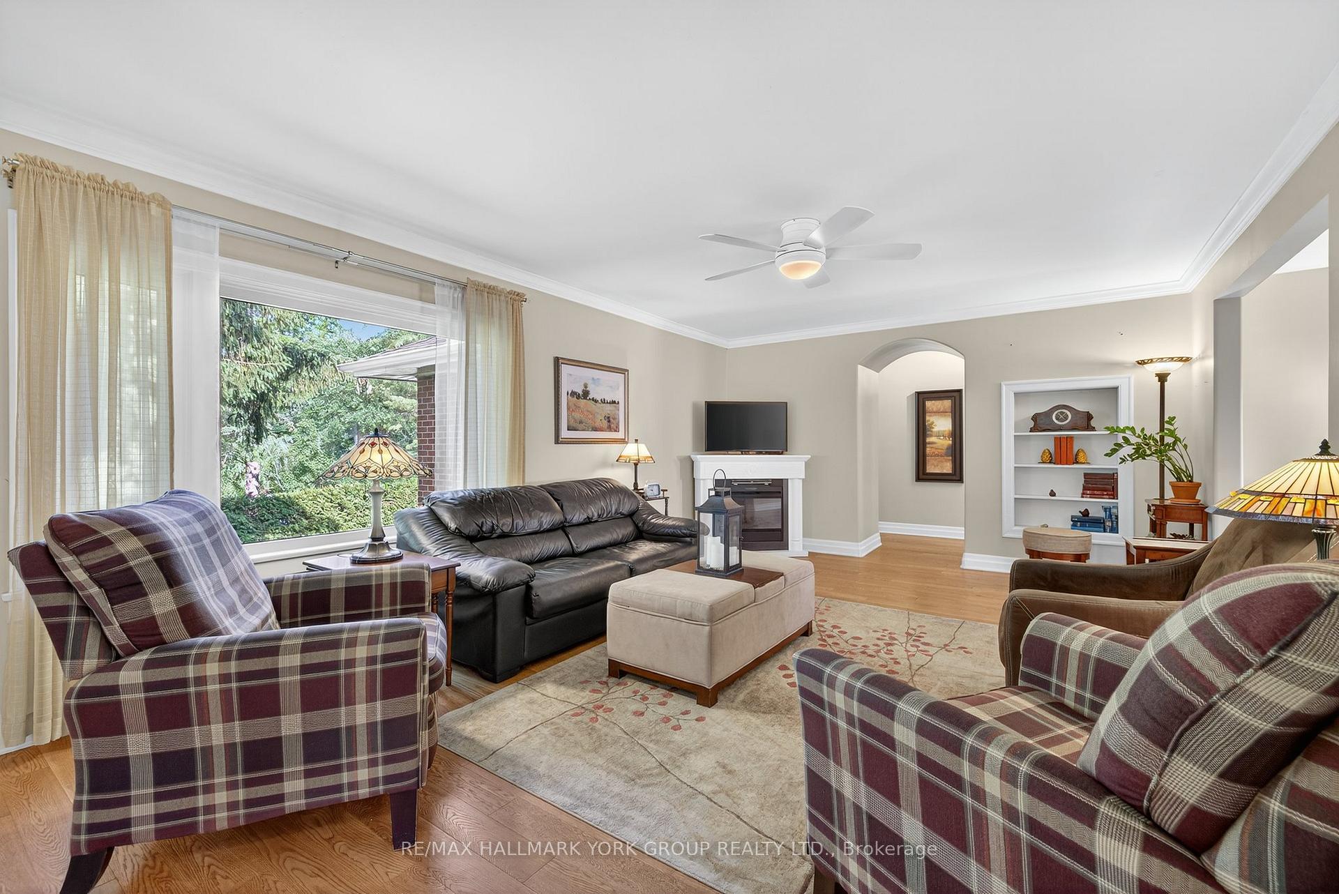 Photo 4 of 40 Kennedy Street E, Aurora, Aurora Village — HOMEH