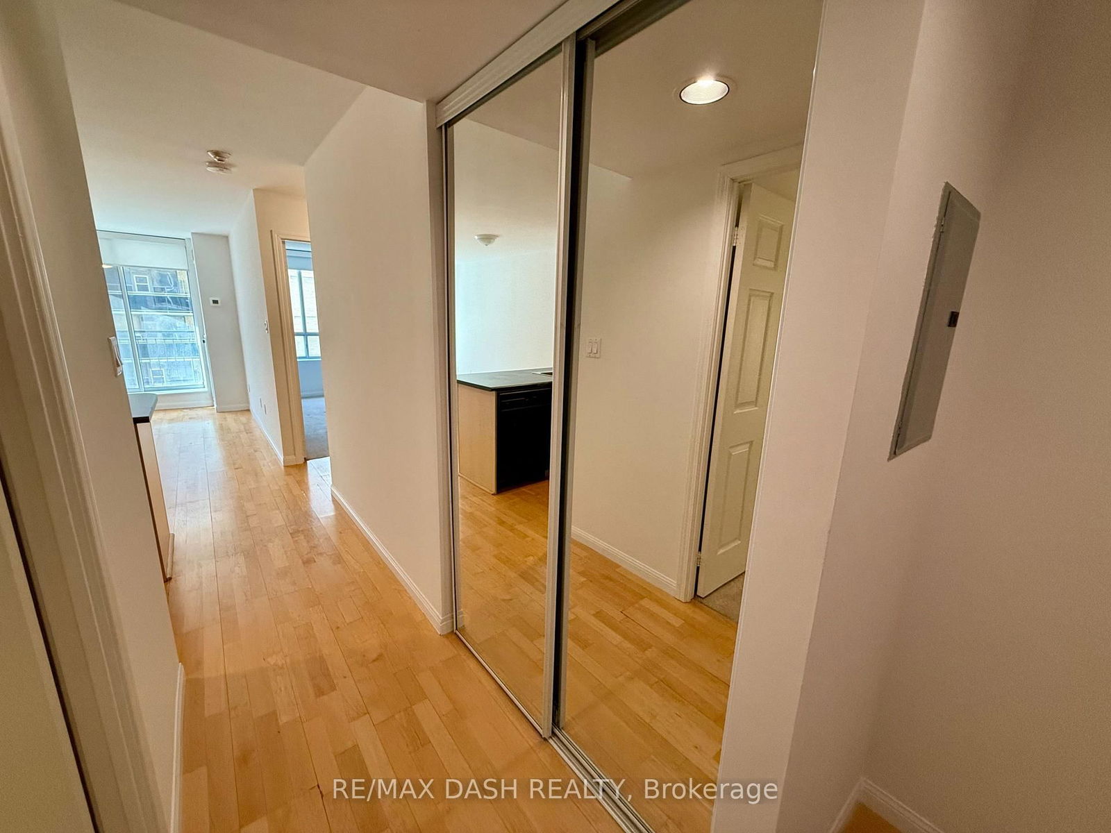 Photo 3 of Unit 702, 188 Redpath Ave, Toronto, Mount Pleasant West — HOMEH