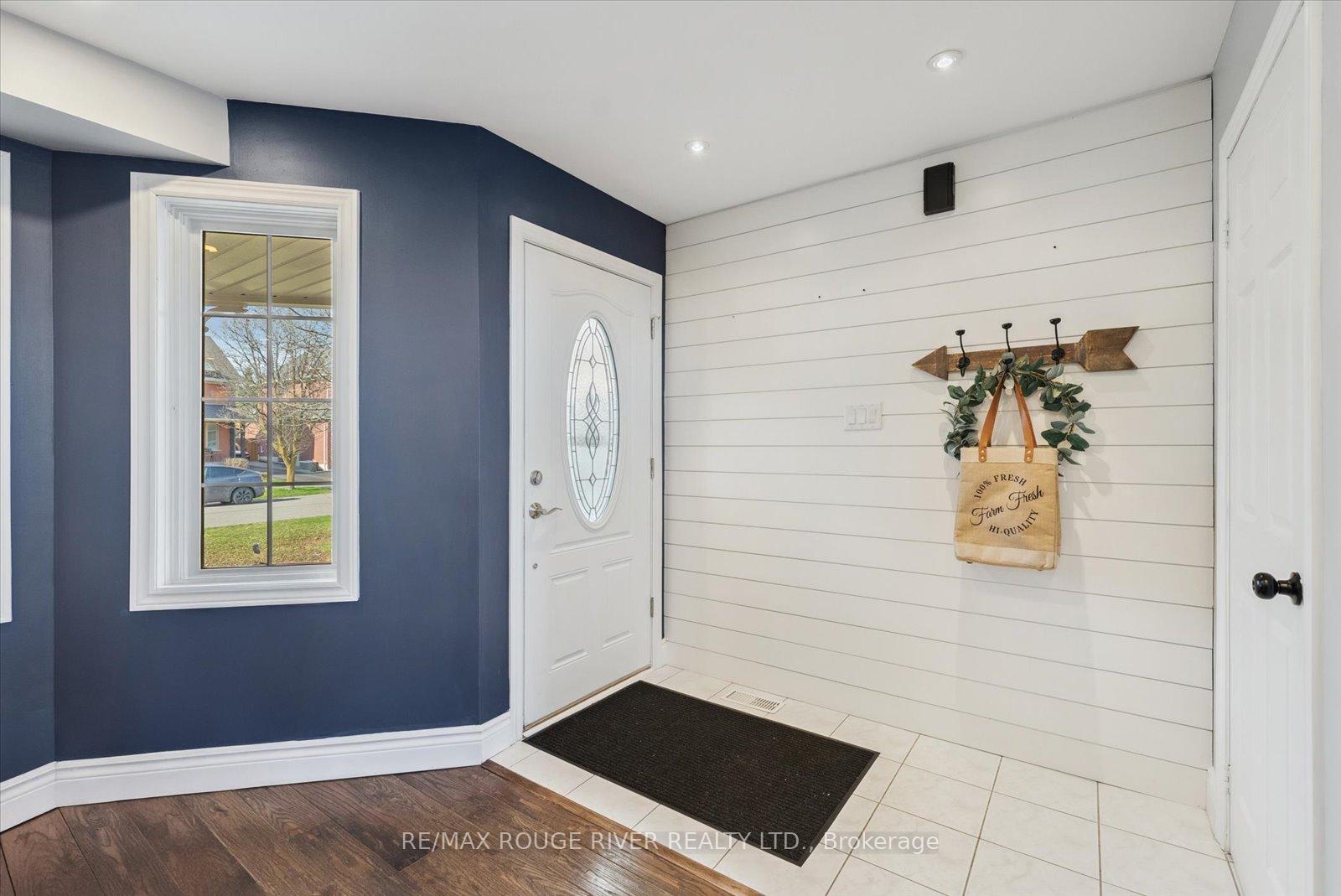 Photo 3 of 27 Zachary Place, Whitby, Brooklin — HOMEH