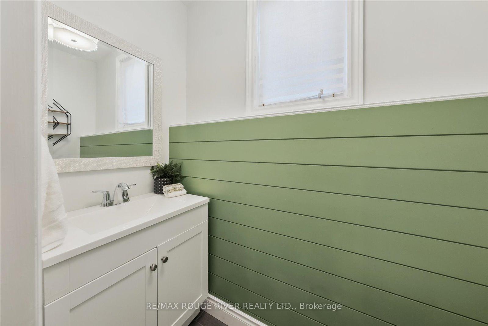 Photo 12 of 27 Zachary Place, Whitby, Brooklin — HOMEH