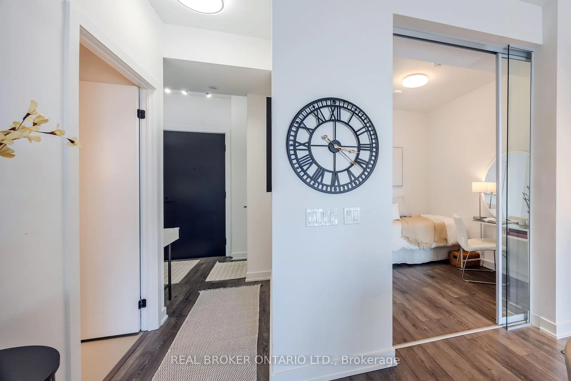 Photo 5 of Unit 2101S, 127 Broadway Ave, Toronto, Mount Pleasant West — HOMEH