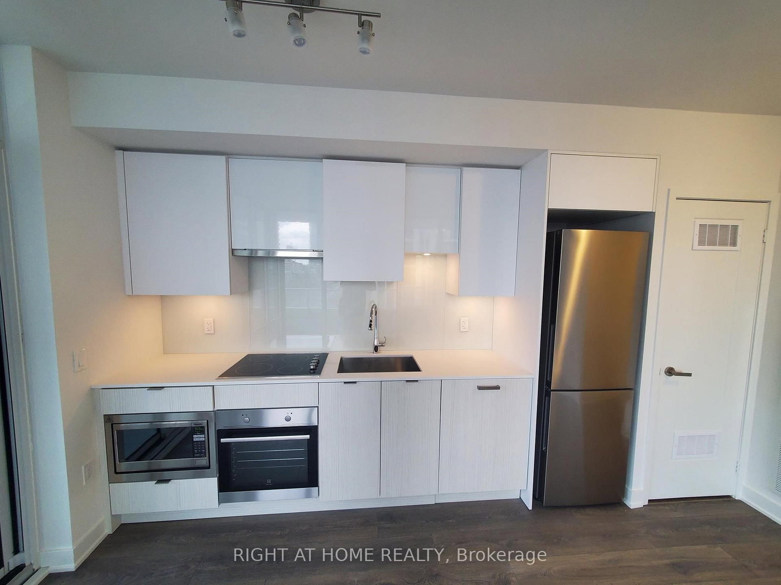 Photo 3 of Unit 612, 99 Broadway Ave, Toronto, Mount Pleasant West — HOMEH