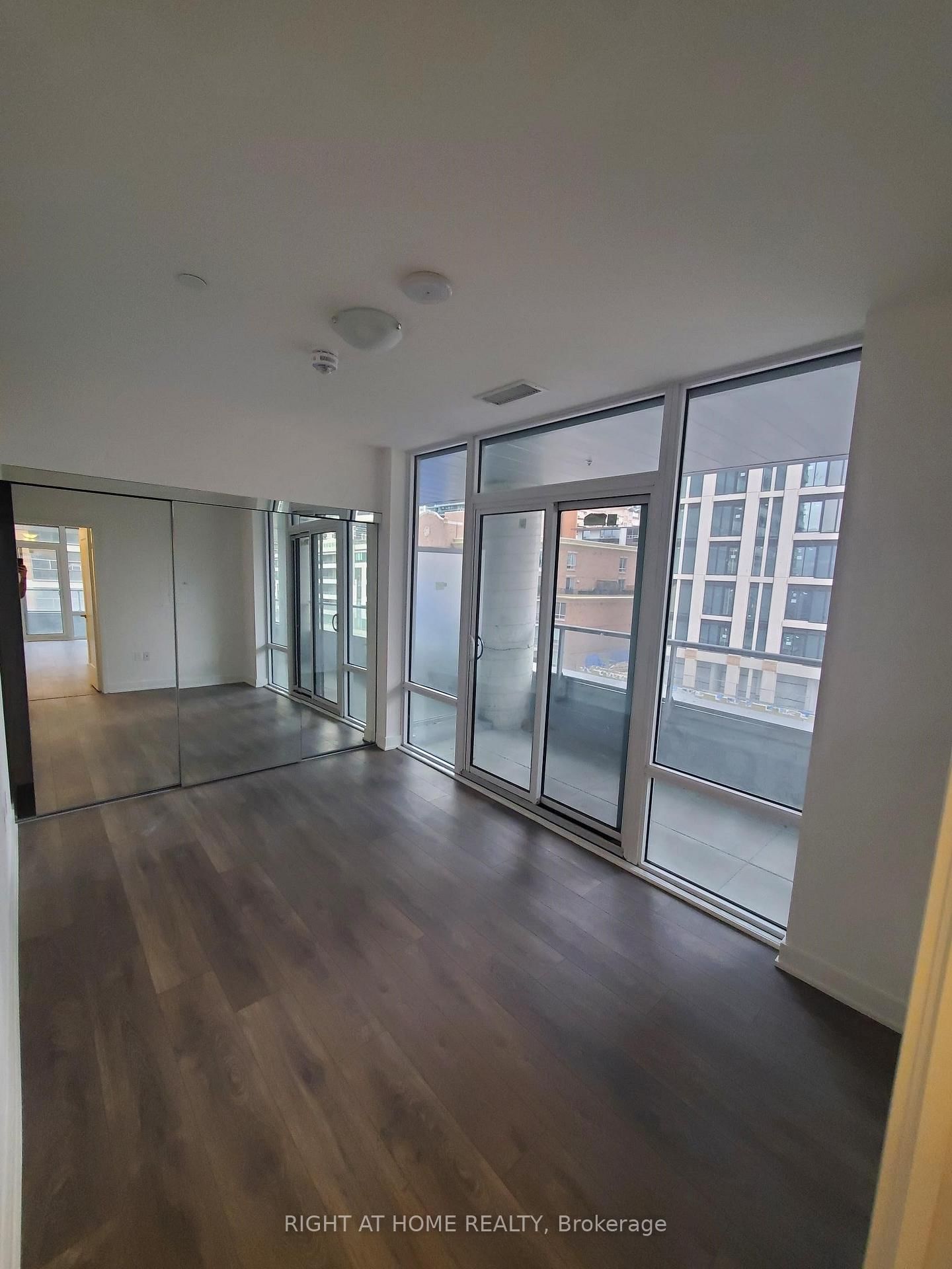 Photo 6 of Unit 612, 99 Broadway Ave, Toronto, Mount Pleasant West — HOMEH