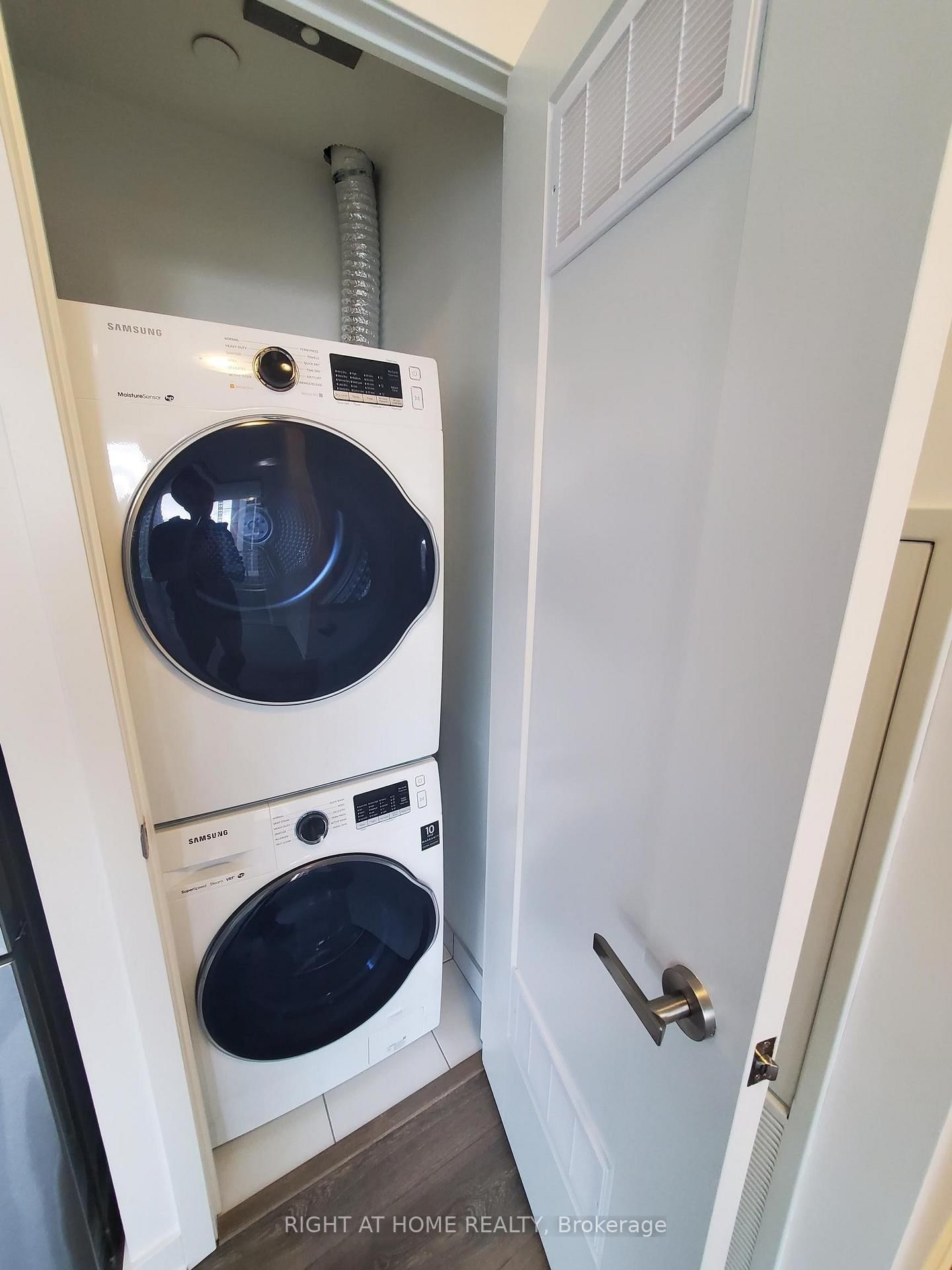 Photo 8 of Unit 612, 99 Broadway Ave, Toronto, Mount Pleasant West — HOMEH