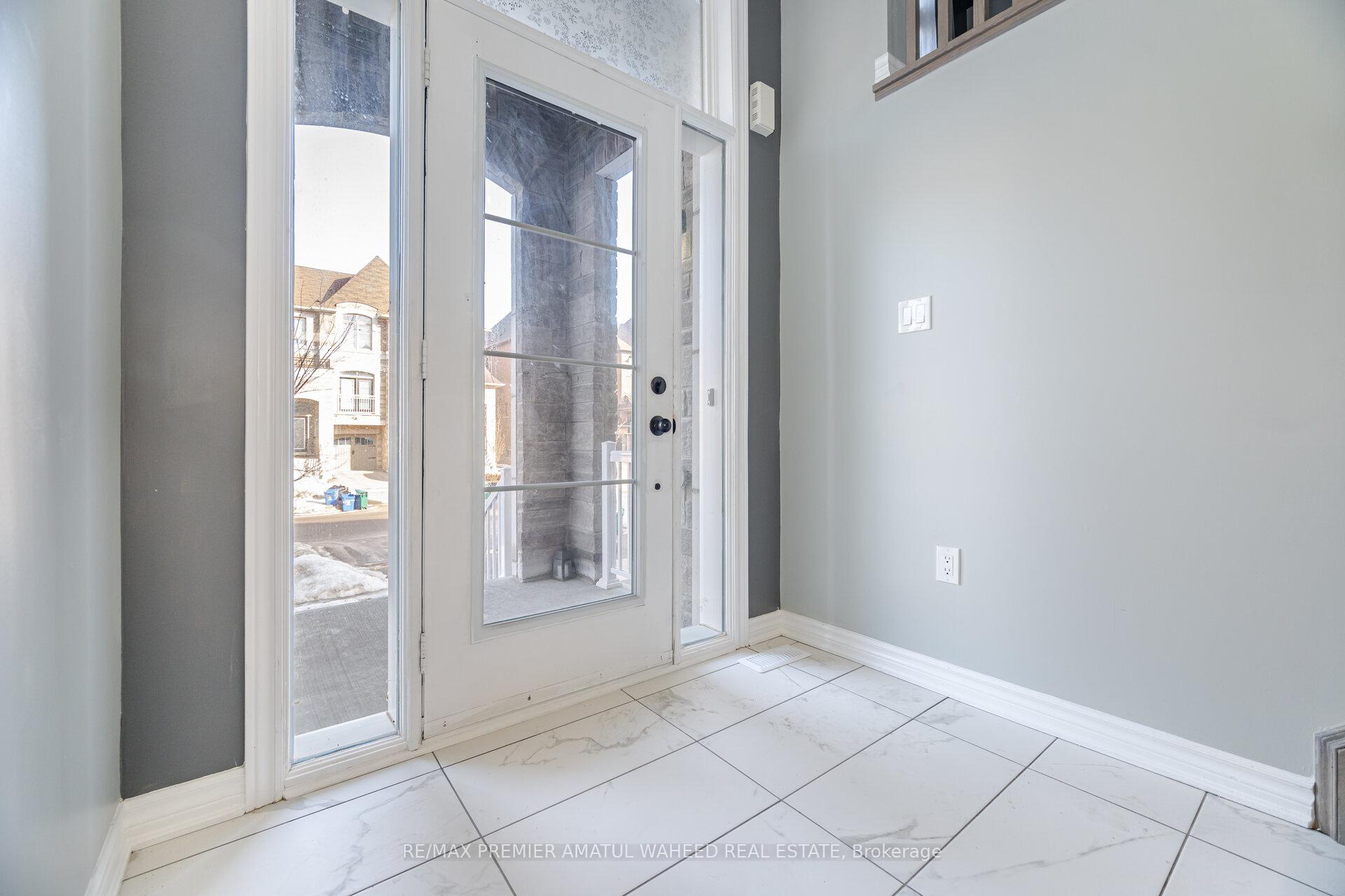 Photo 6 of 67 Farooq Boulevard, Vaughan, Vellore Village — HOMEH
