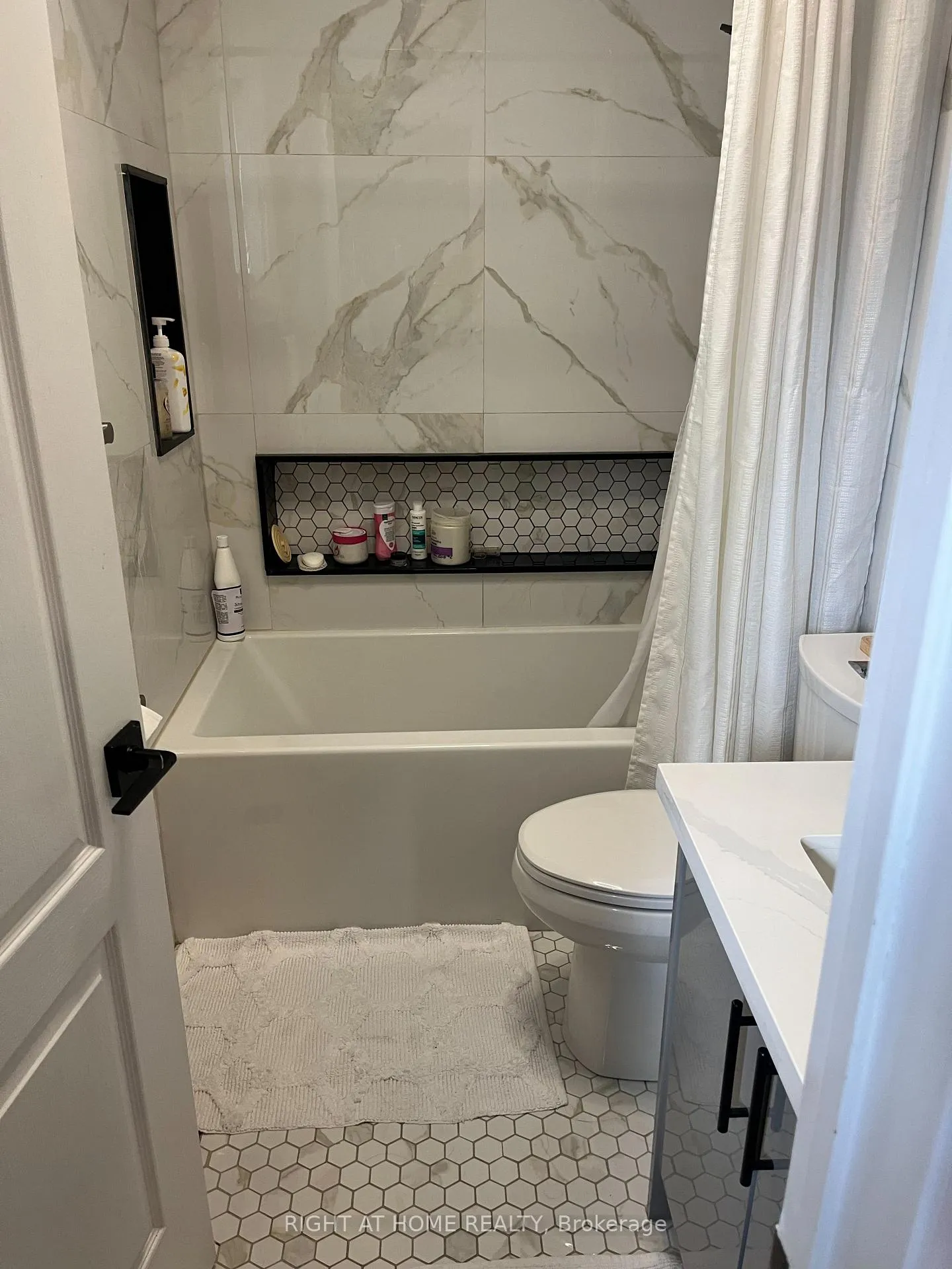 Photo 10 of 26 Bluewater Trail N, Vaughan, Vellore Village — HOMEH