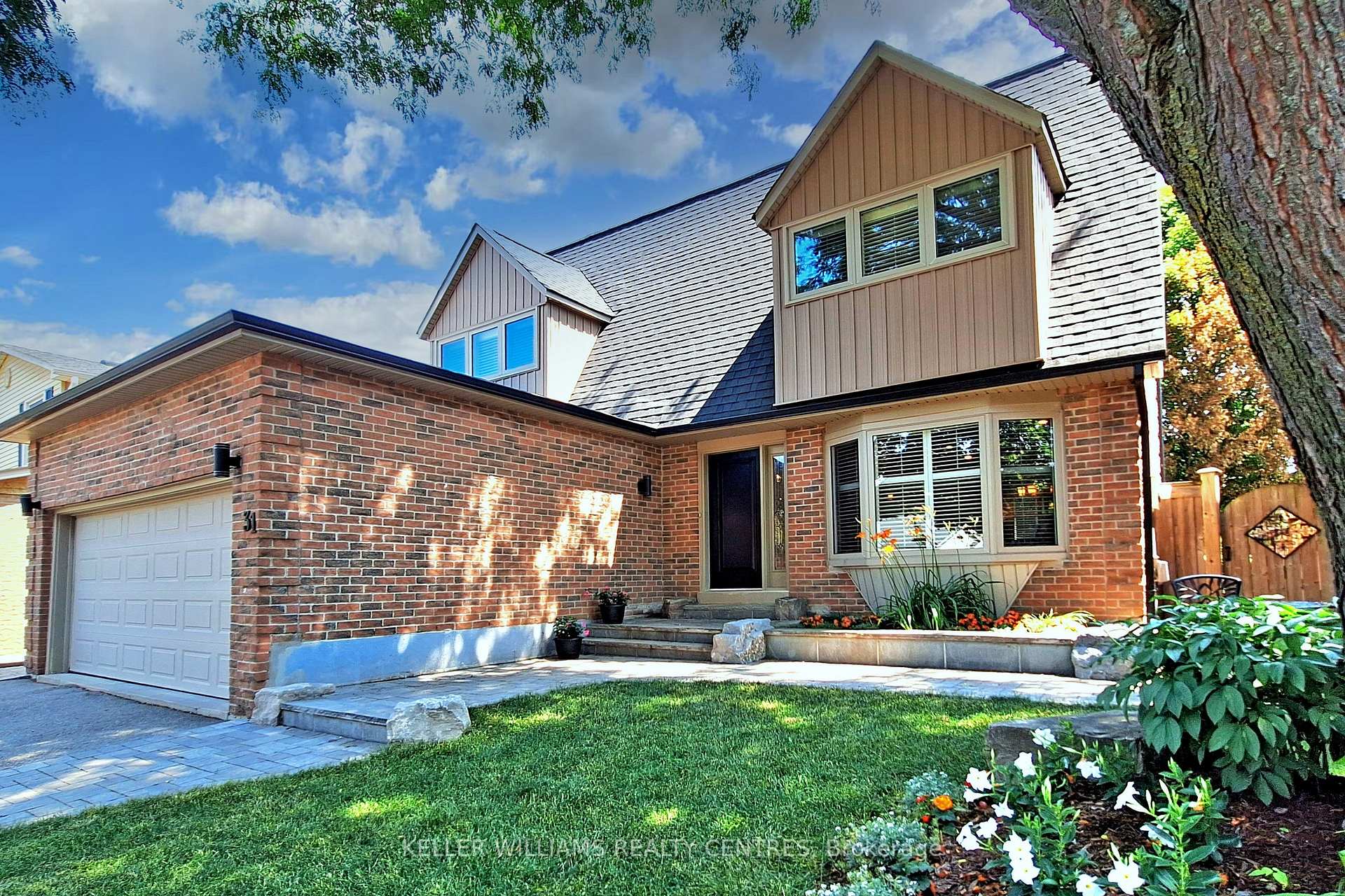 Photo 1 of 31 Avondale Crescent, Aurora, Aurora Village — HOMEH