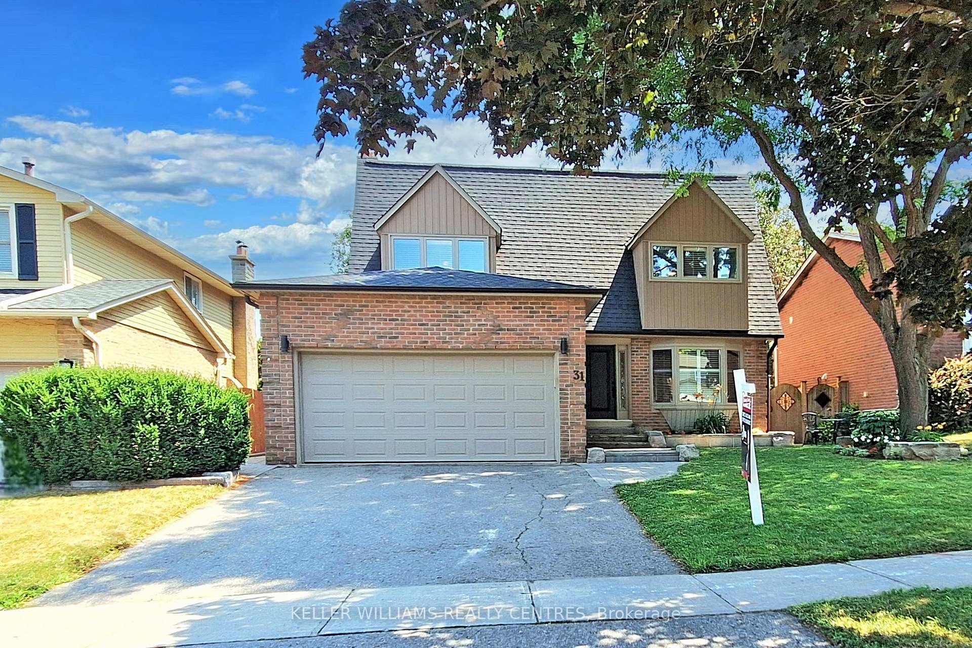 Photo 2 of 31 Avondale Crescent, Aurora, Aurora Village — HOMEH
