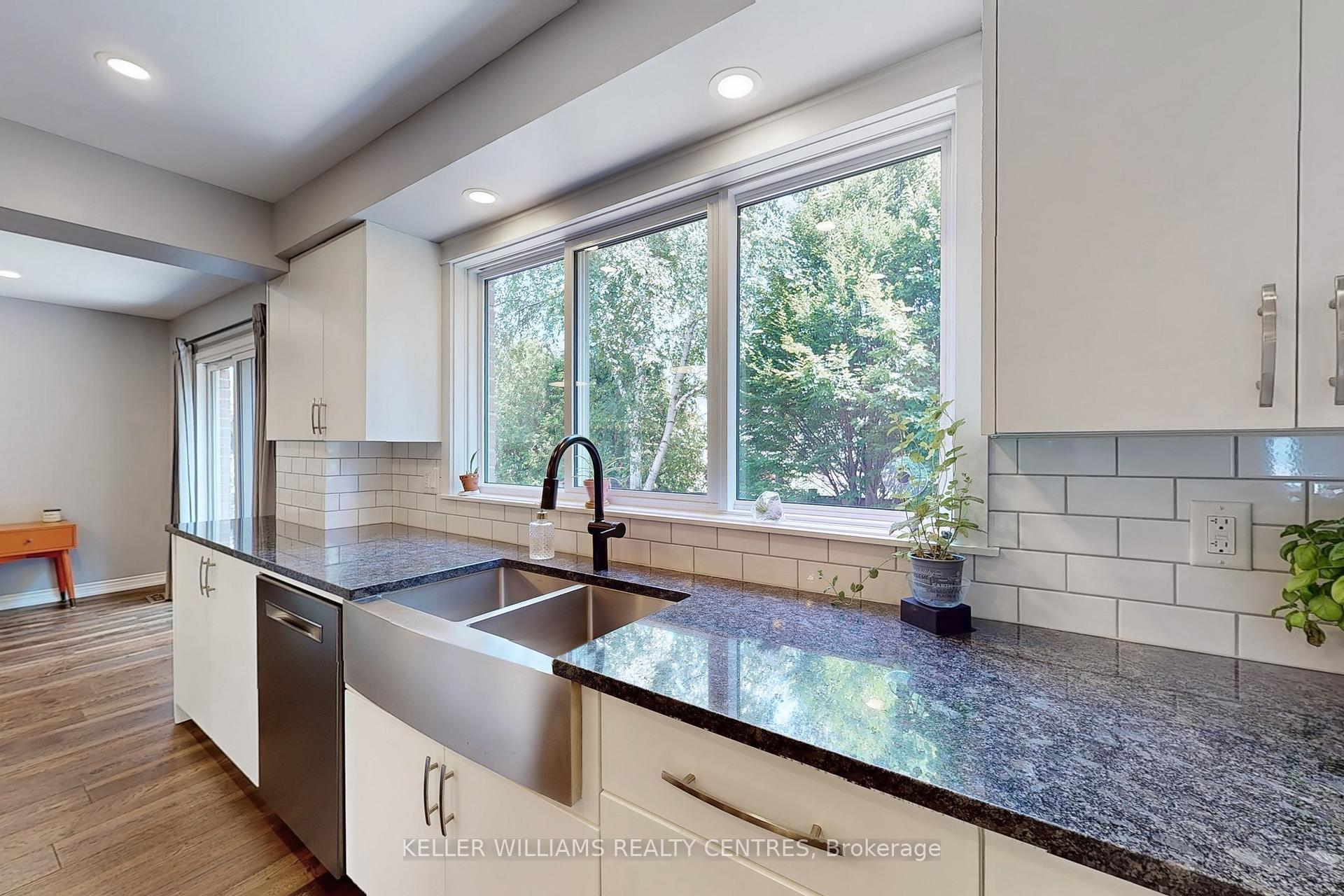 Photo 8 of 31 Avondale Crescent, Aurora, Aurora Village — HOMEH