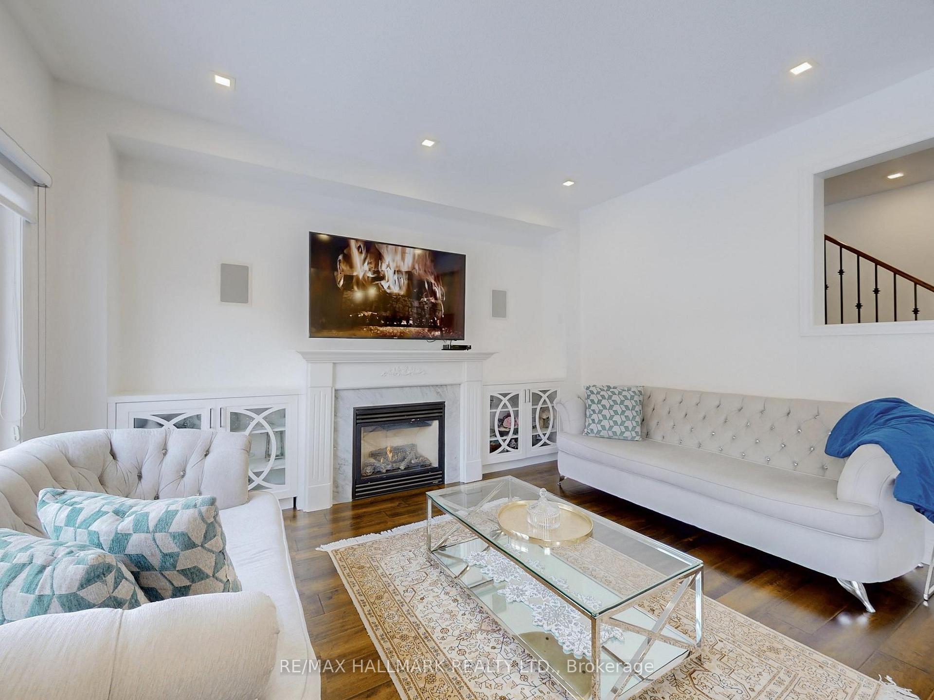 Photo 2 of 18 Yarden Drive, Vaughan, Patterson — HOMEH