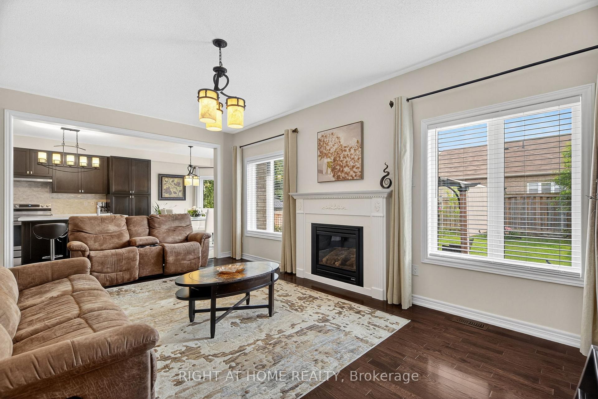 Photo 4 of 268 Carrier Crescent, Vaughan, Patterson — HOMEH