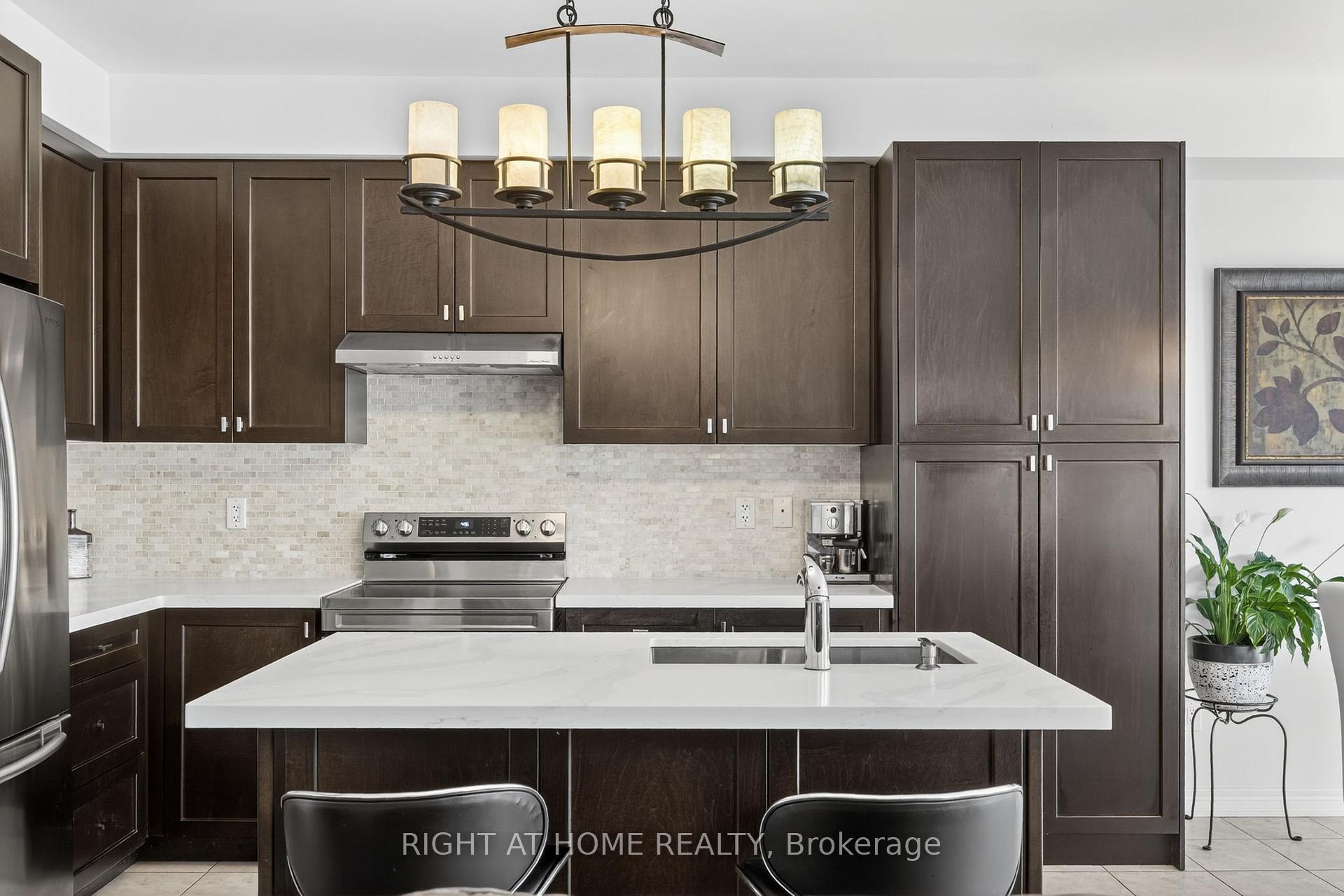 Photo 5 of 268 Carrier Crescent, Vaughan, Patterson — HOMEH