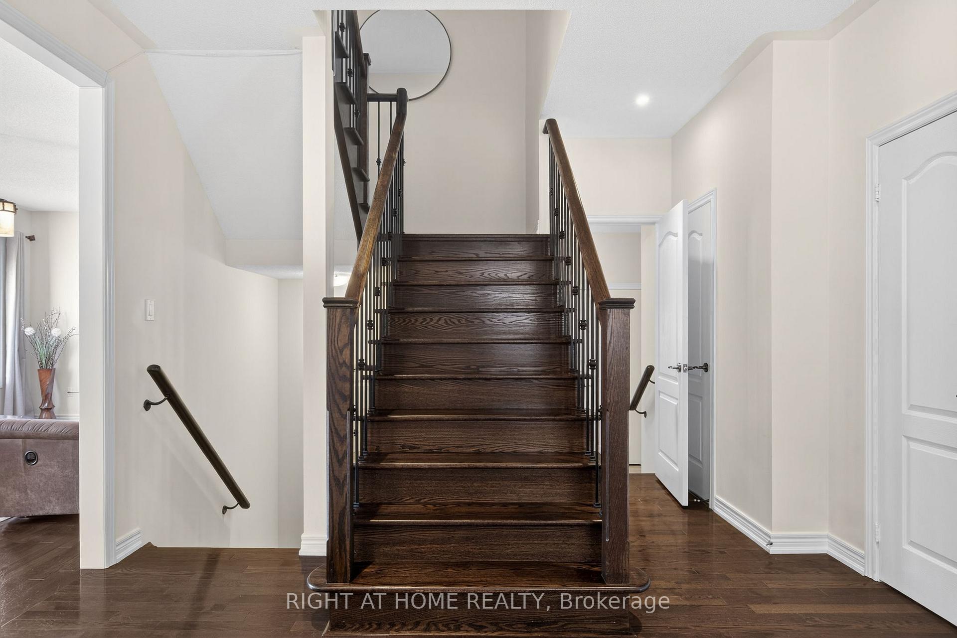 Photo 16 of 268 Carrier Crescent, Vaughan, Patterson — HOMEH