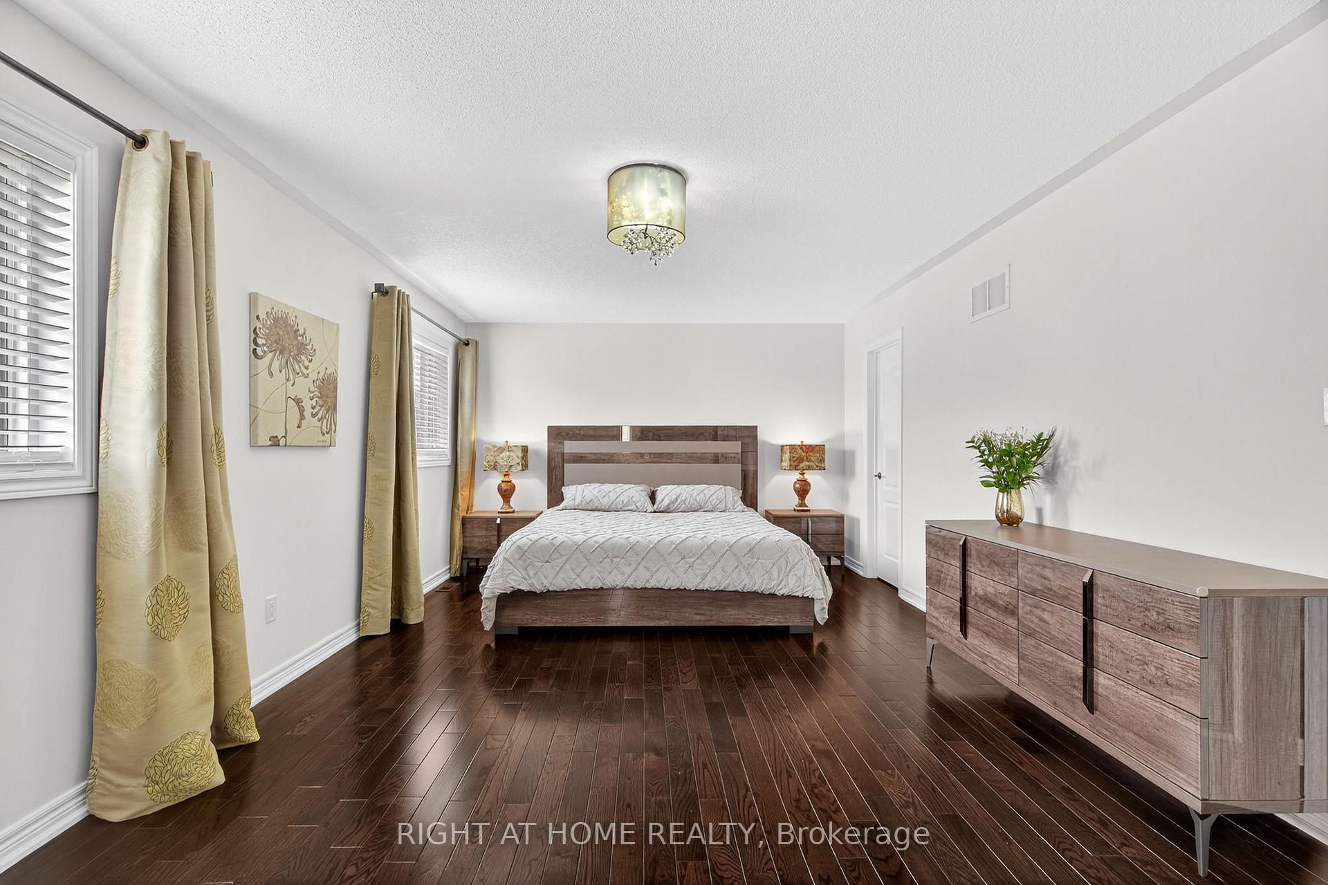 Photo 29 of 268 Carrier Crescent, Vaughan, Patterson — HOMEH