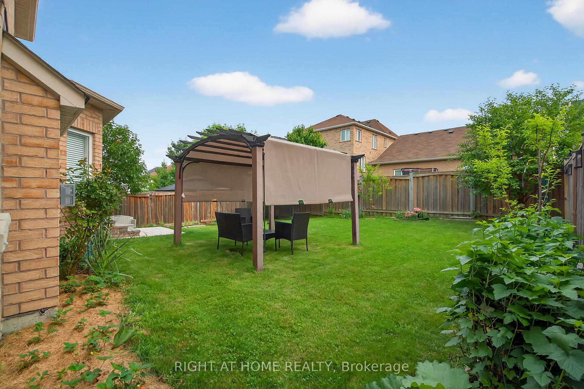 Photo 41 of 268 Carrier Crescent, Vaughan, Patterson — HOMEH