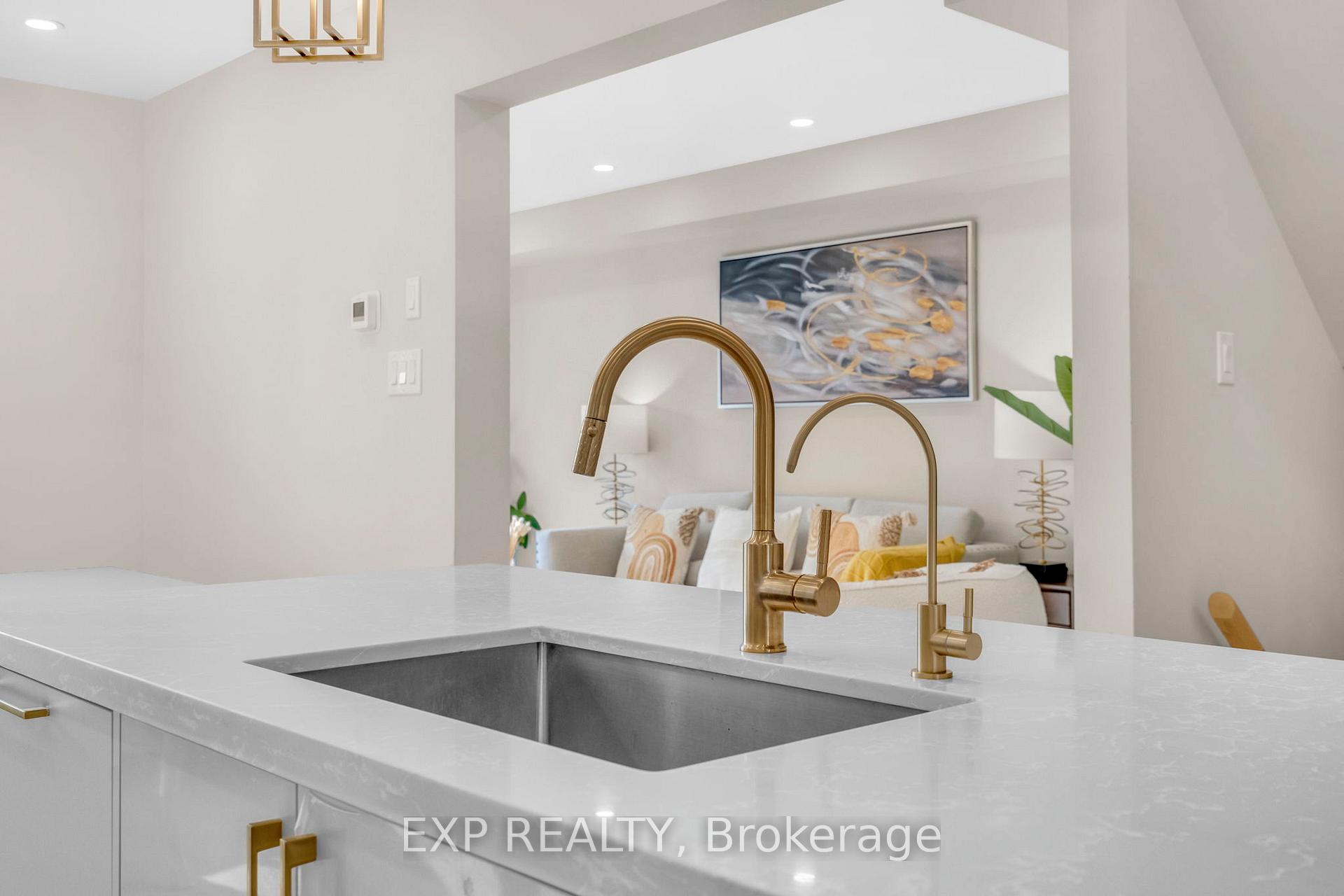 Photo 10 of 66 Whitefaulds Road, Vaughan, Maple — HOMEH