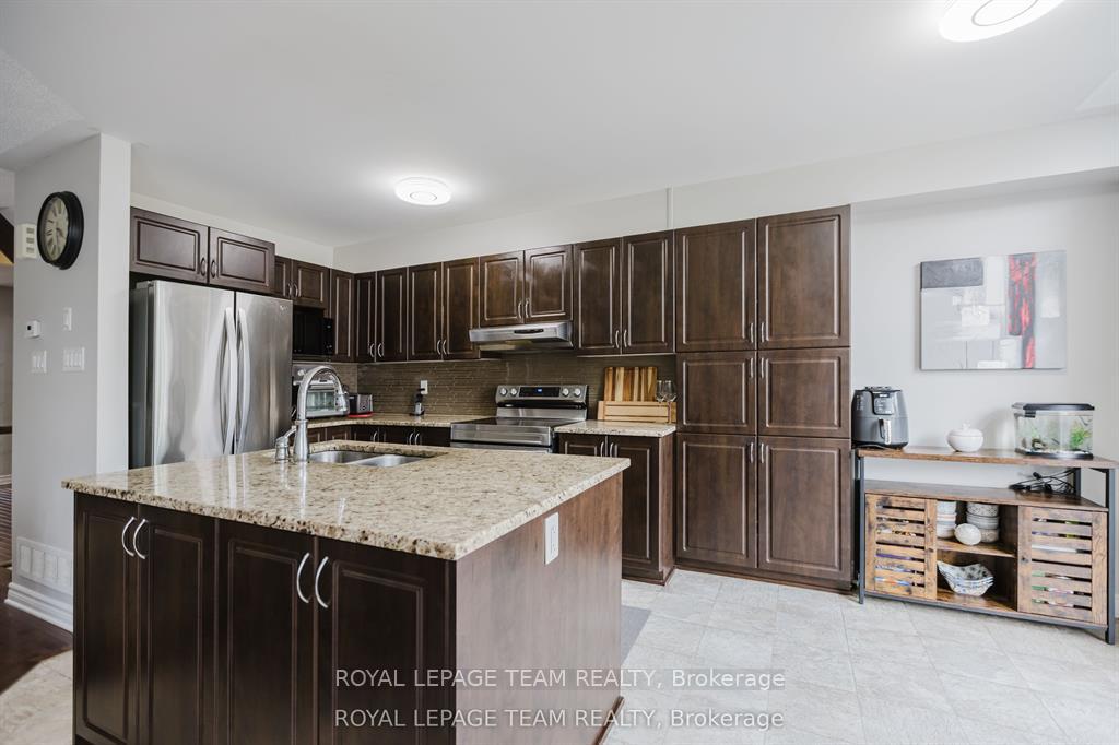 Photo 17 of 121 Mancini Way, Ottawa, Barrhaven - Strandherd — HOMEH