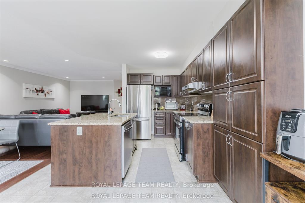 Photo 14 of 121 Mancini Way, Ottawa, Barrhaven - Strandherd — HOMEH