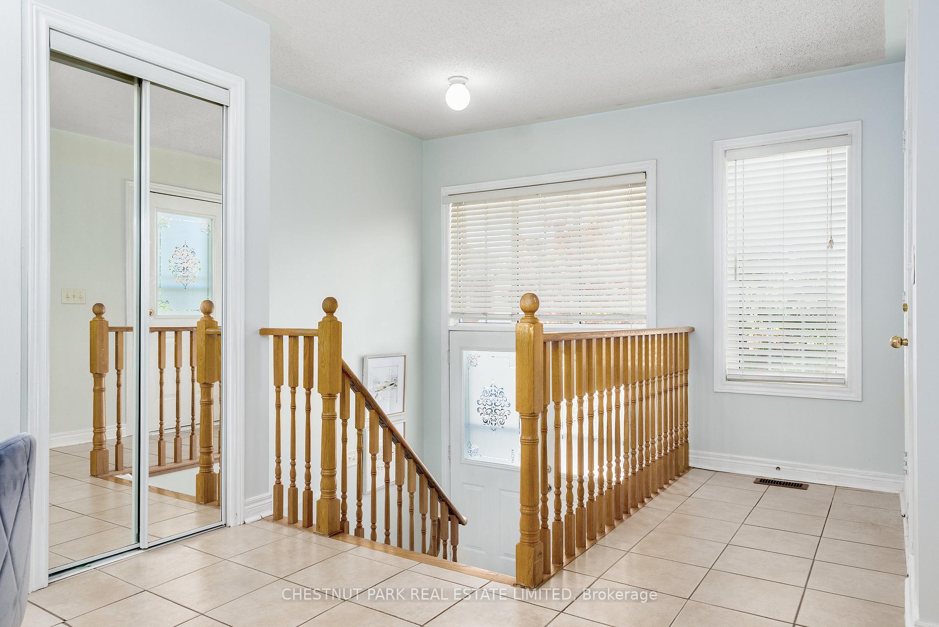Photo 3 of 84 Macbride Crescent, Vaughan, Maple — HOMEH