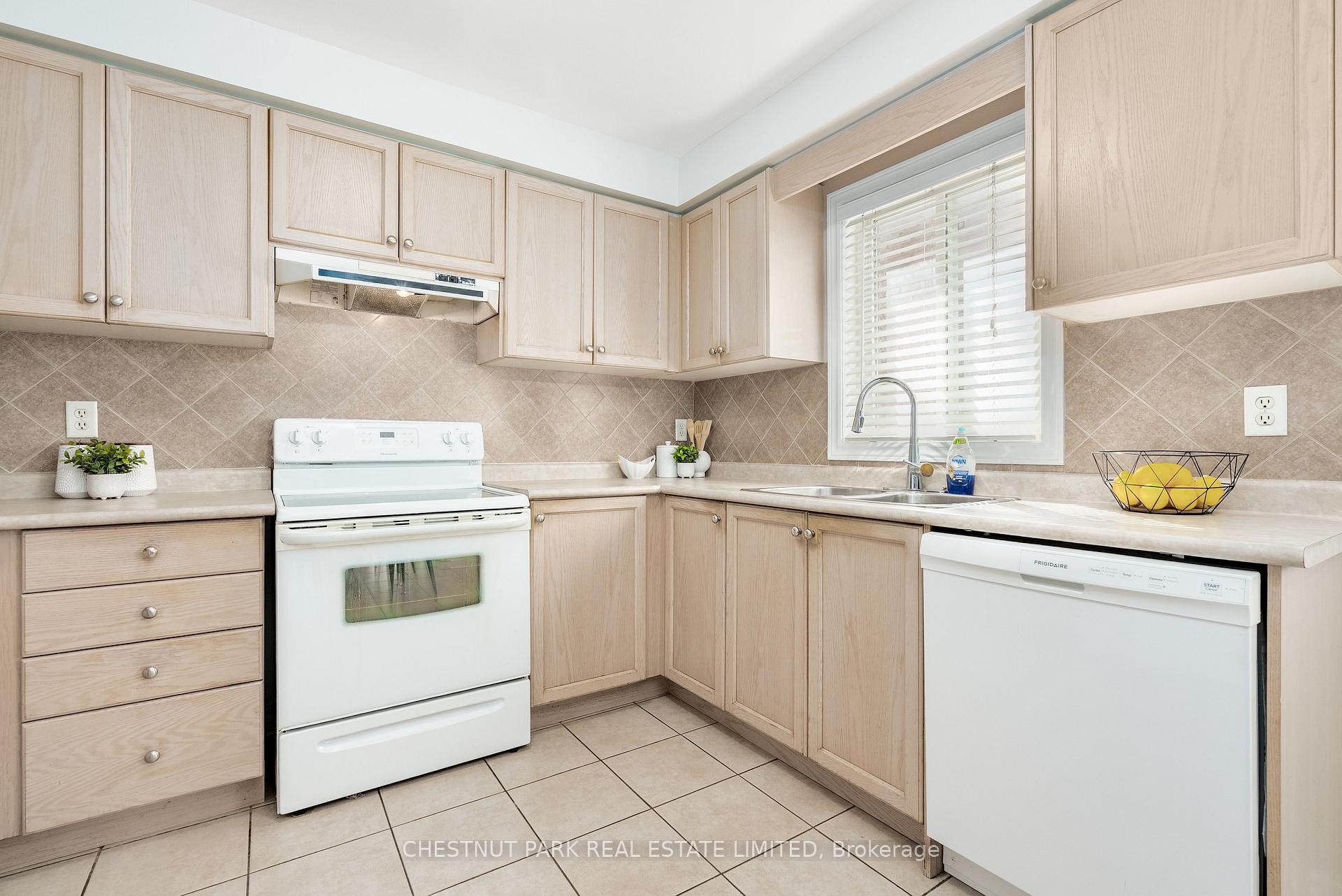 Photo 8 of 84 Macbride Crescent, Vaughan, Maple — HOMEH