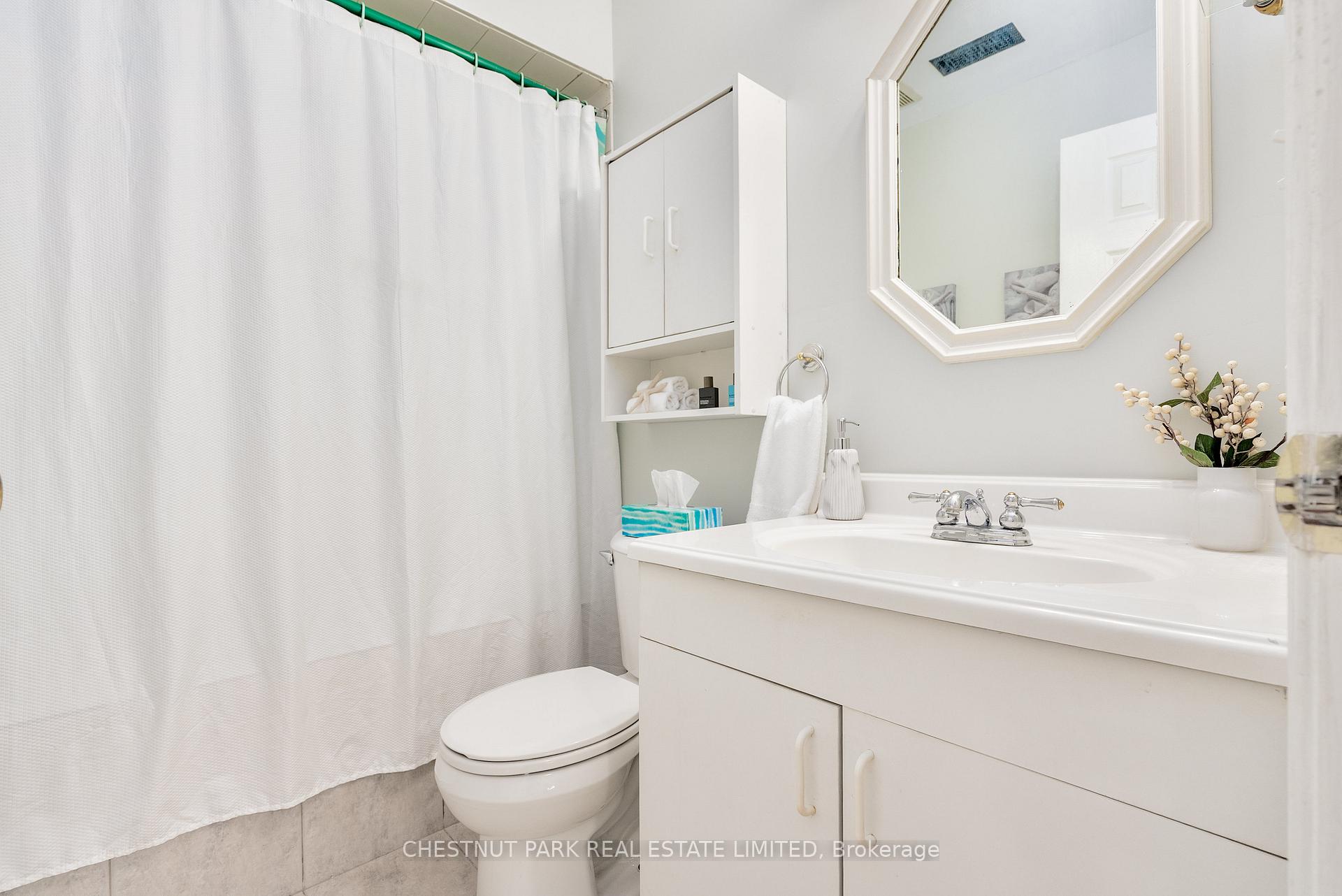 Photo 43 of 84 Macbride Crescent, Vaughan, Maple — HOMEH
