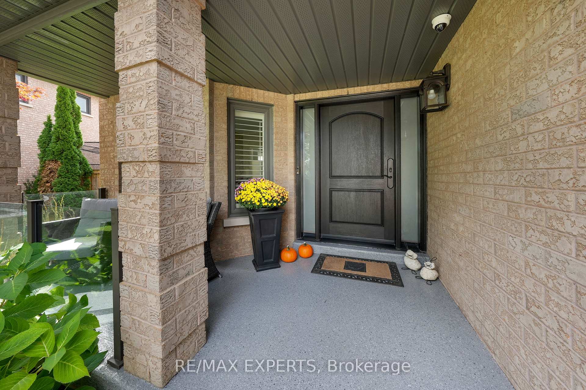 Photo 4 of 48 Curtiss Court, Vaughan, Maple — HOMEH